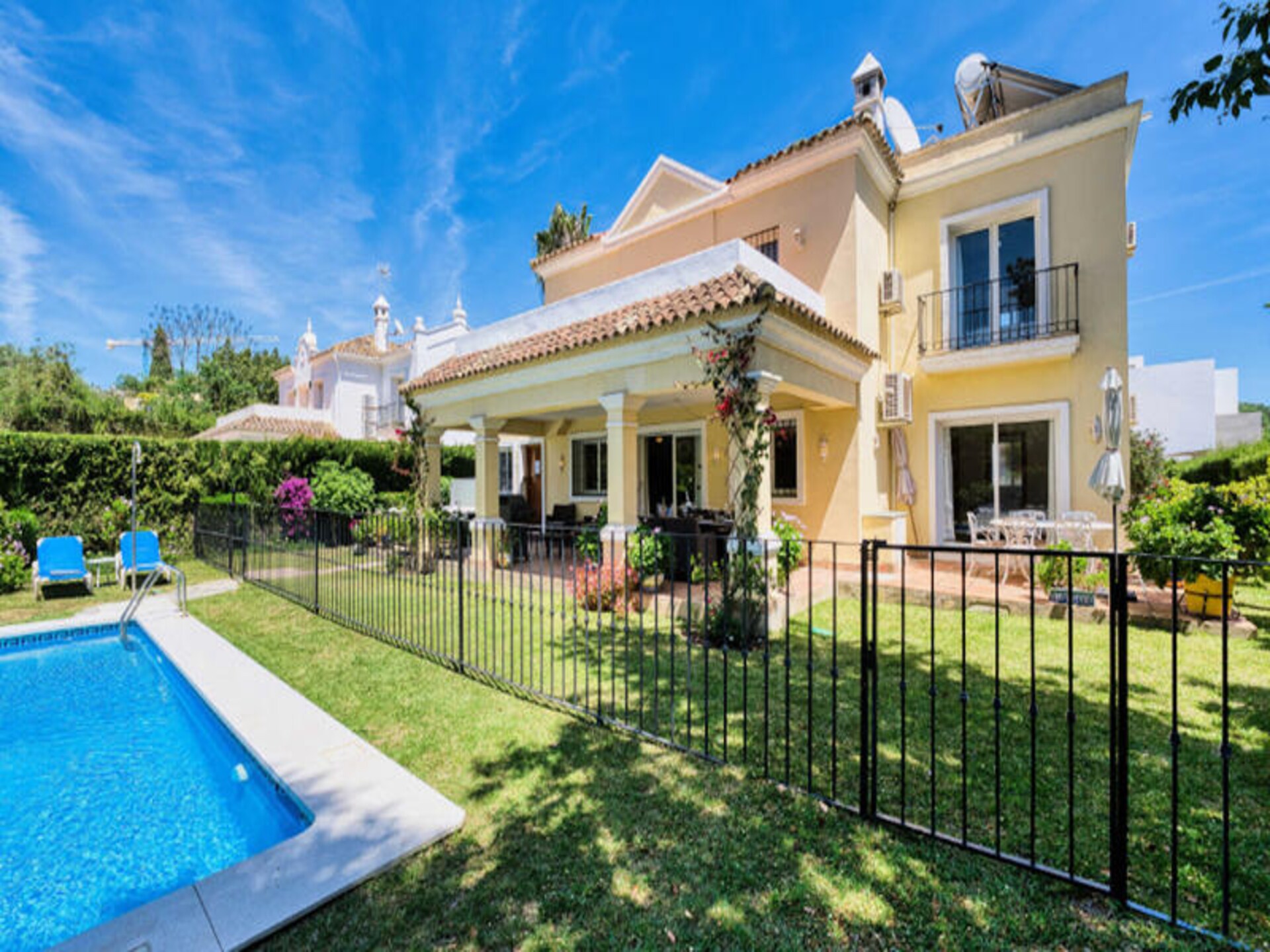 Elegante villa met dakterras en zwembad nabij Marbella - foto 2