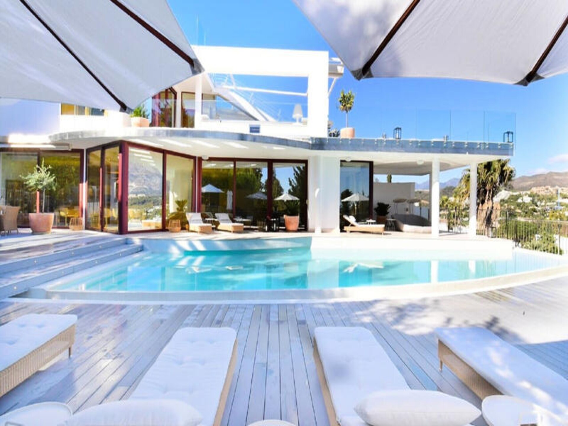 Luxe villa voor 16 personen in Nueva Andalucía met privézwembad en panoramisch uitzicht op zee - foto 3