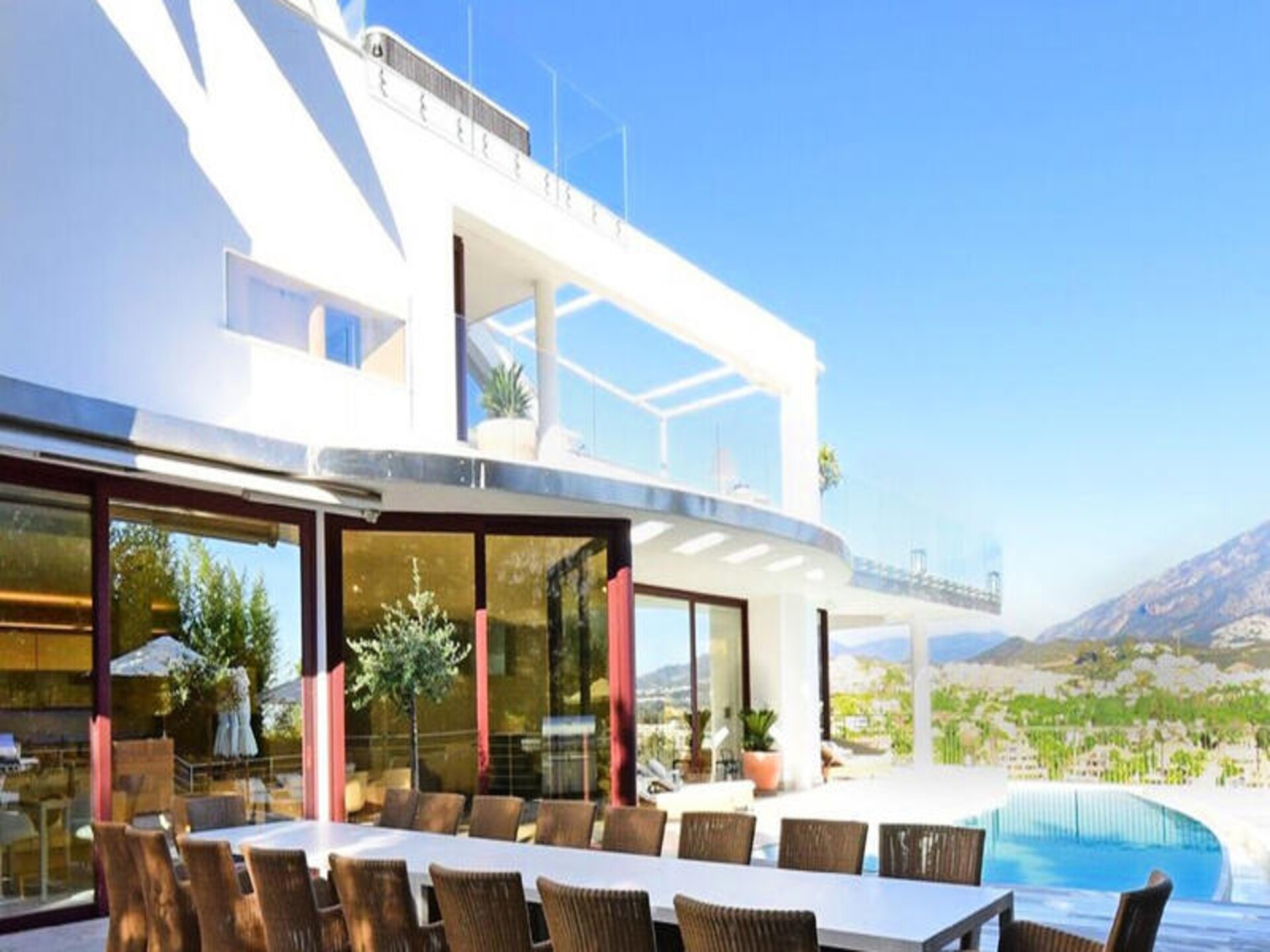 Luxe villa voor 16 personen in Nueva Andalucía met privézwembad en panoramisch uitzicht op zee - foto 6