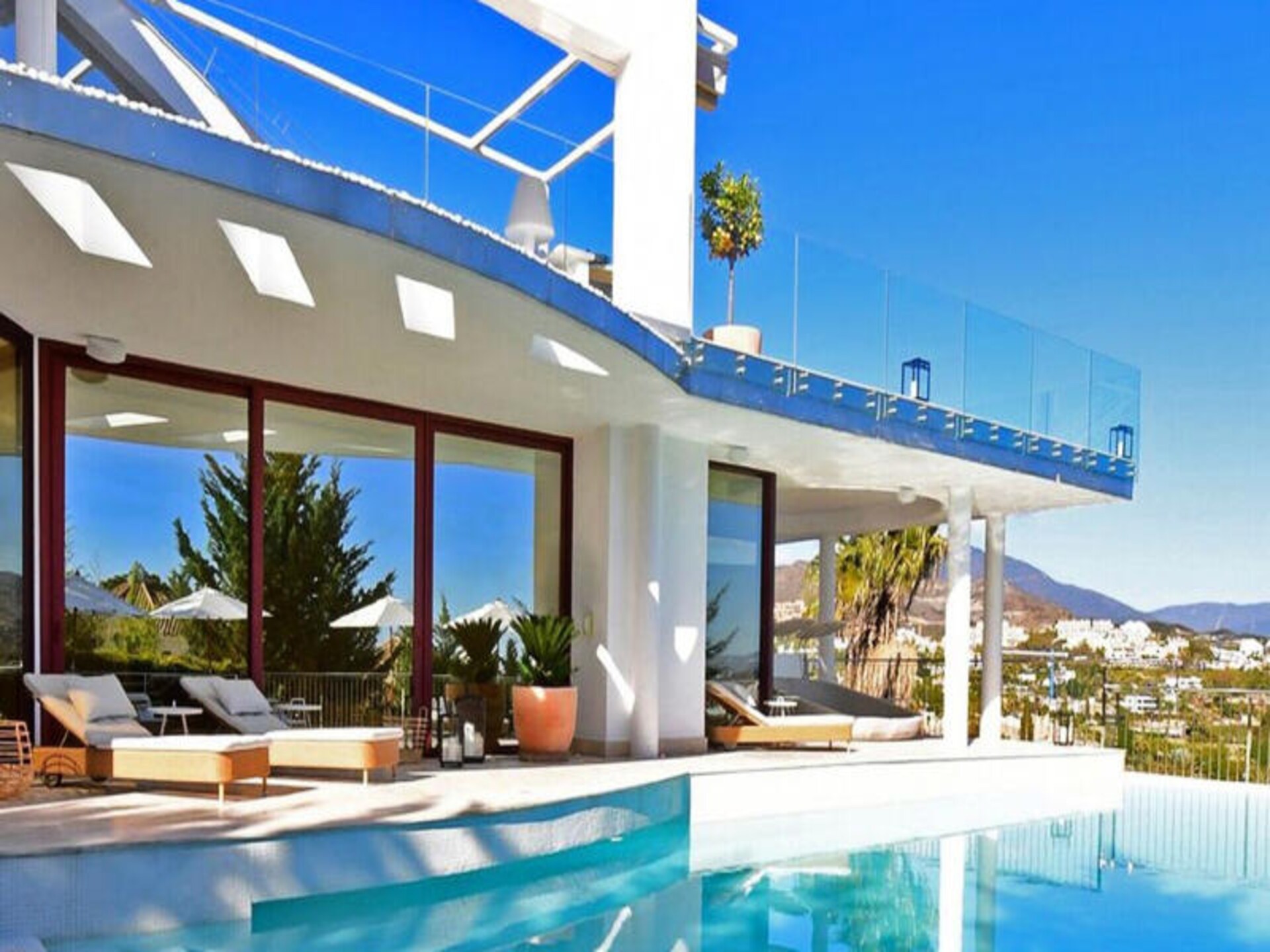 Luxe villa voor 16 personen in Nueva Andalucía met privézwembad en panoramisch uitzicht op zee - foto 7