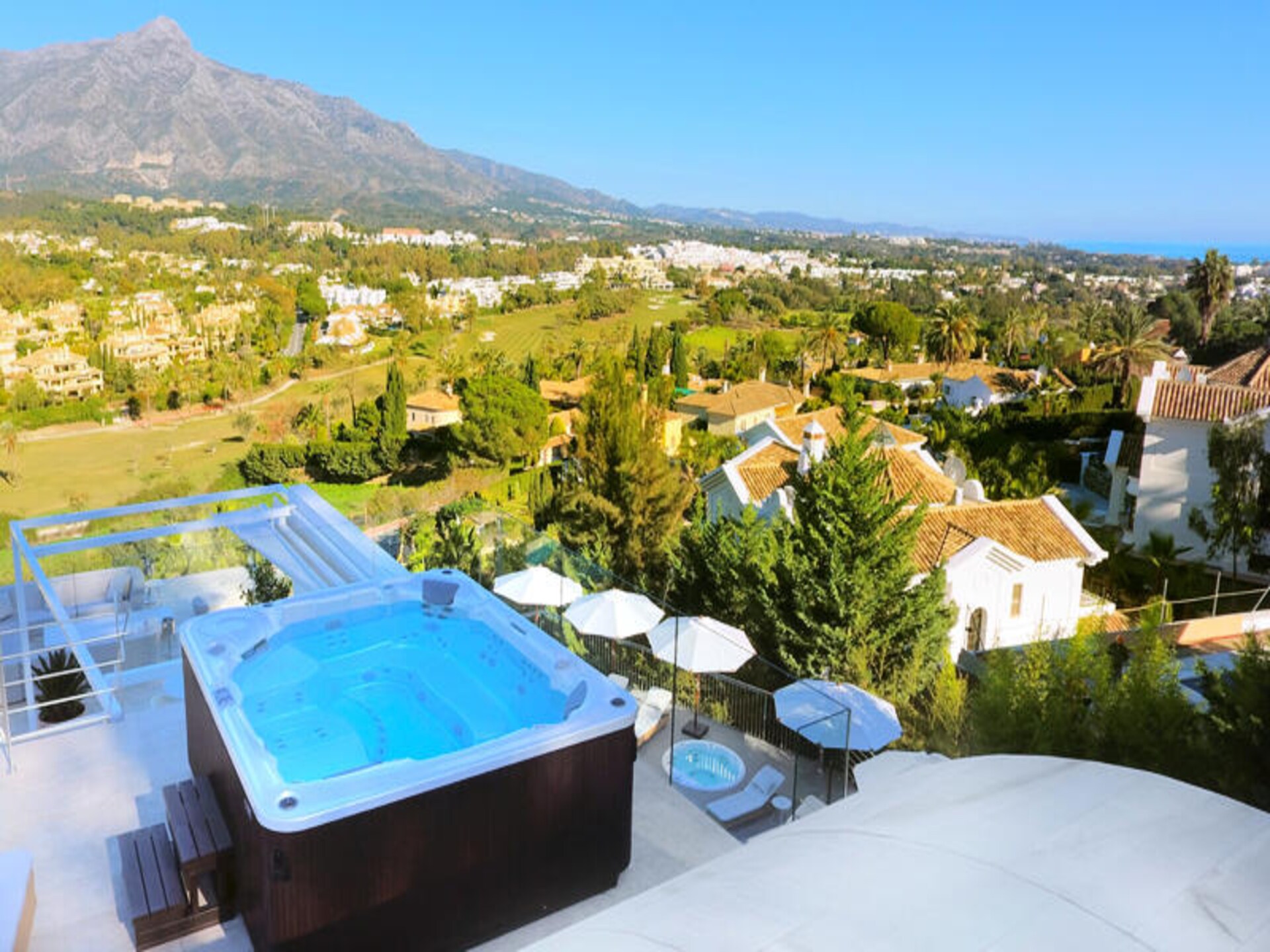 Luxe villa voor 16 personen in Nueva Andalucía met privézwembad en panoramisch uitzicht op zee - foto 9