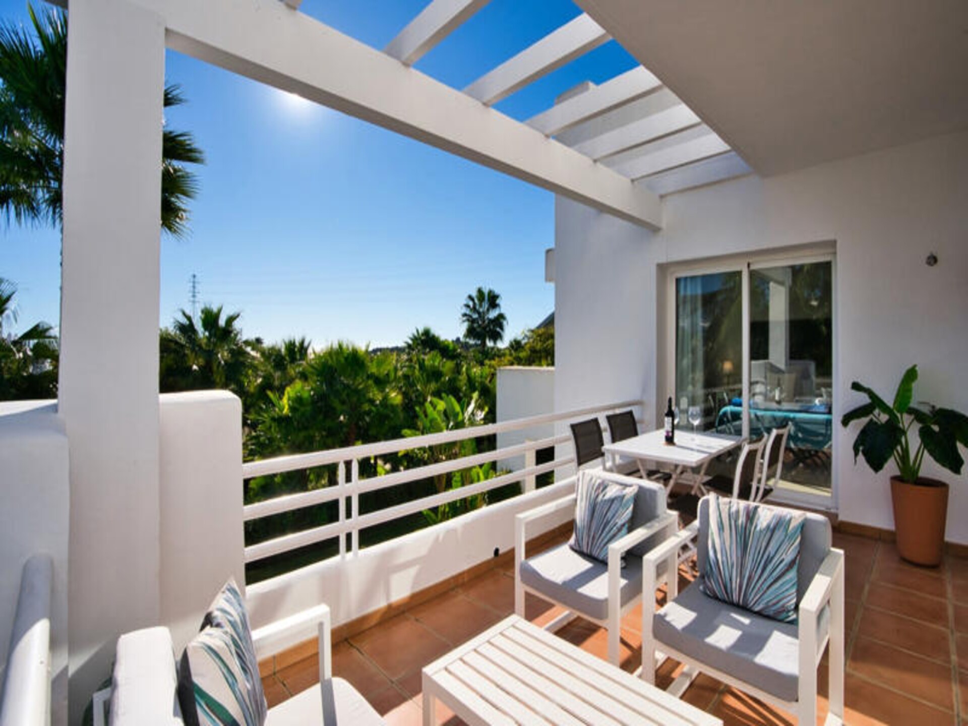 Modern appartement met privétuin en toegang tot kristalheldere lagune in Casares - foto 4