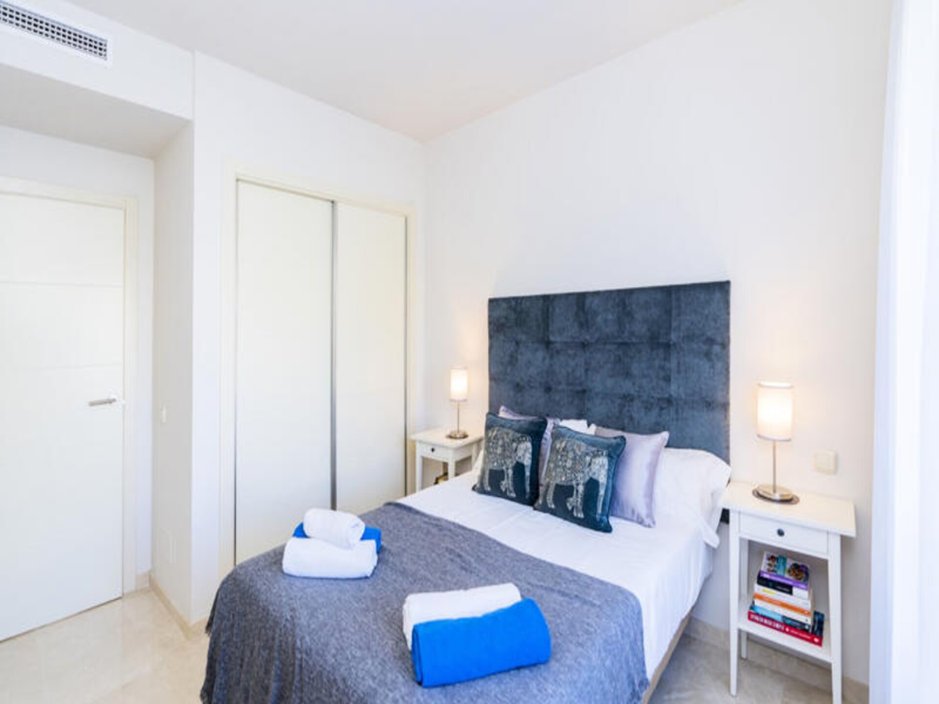 Modern appartement met privétuin en toegang tot kristalheldere lagune in Casares - foto 10