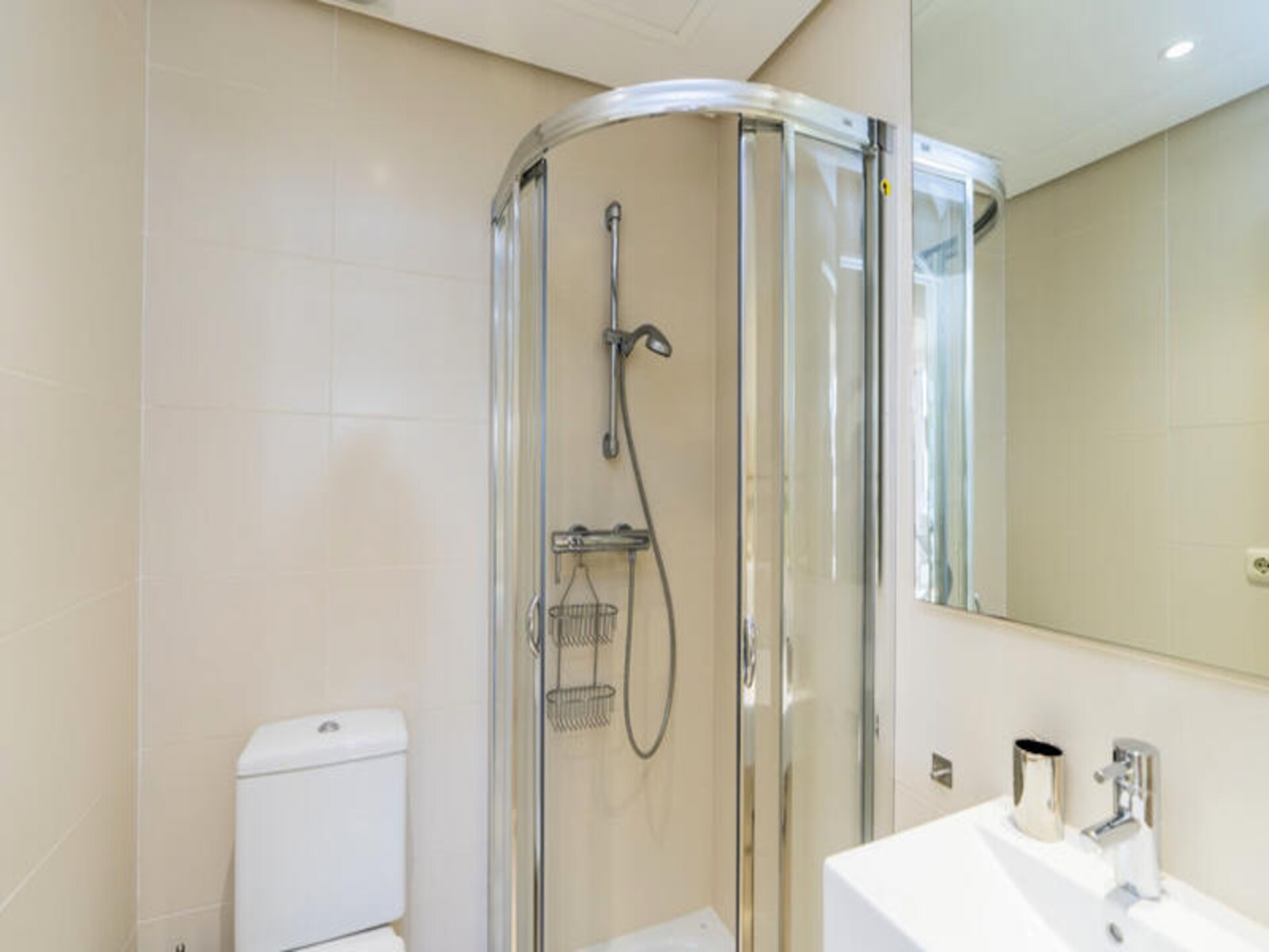 Modern appartement met privétuin en toegang tot kristalheldere lagune in Casares - foto 16