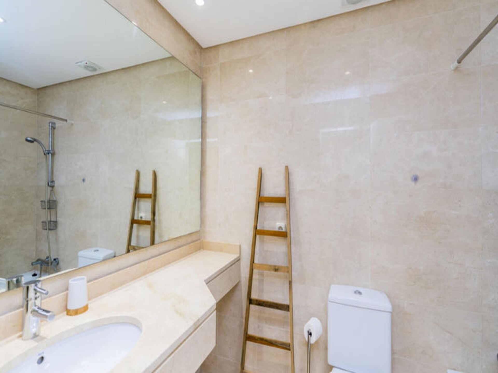 Modern appartement met privétuin en toegang tot kristalheldere lagune in Casares - foto 17
