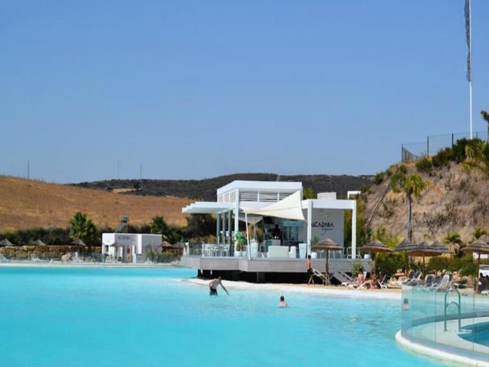Modern appartement met privétuin en toegang tot kristalheldere lagune in Casares - foto 30