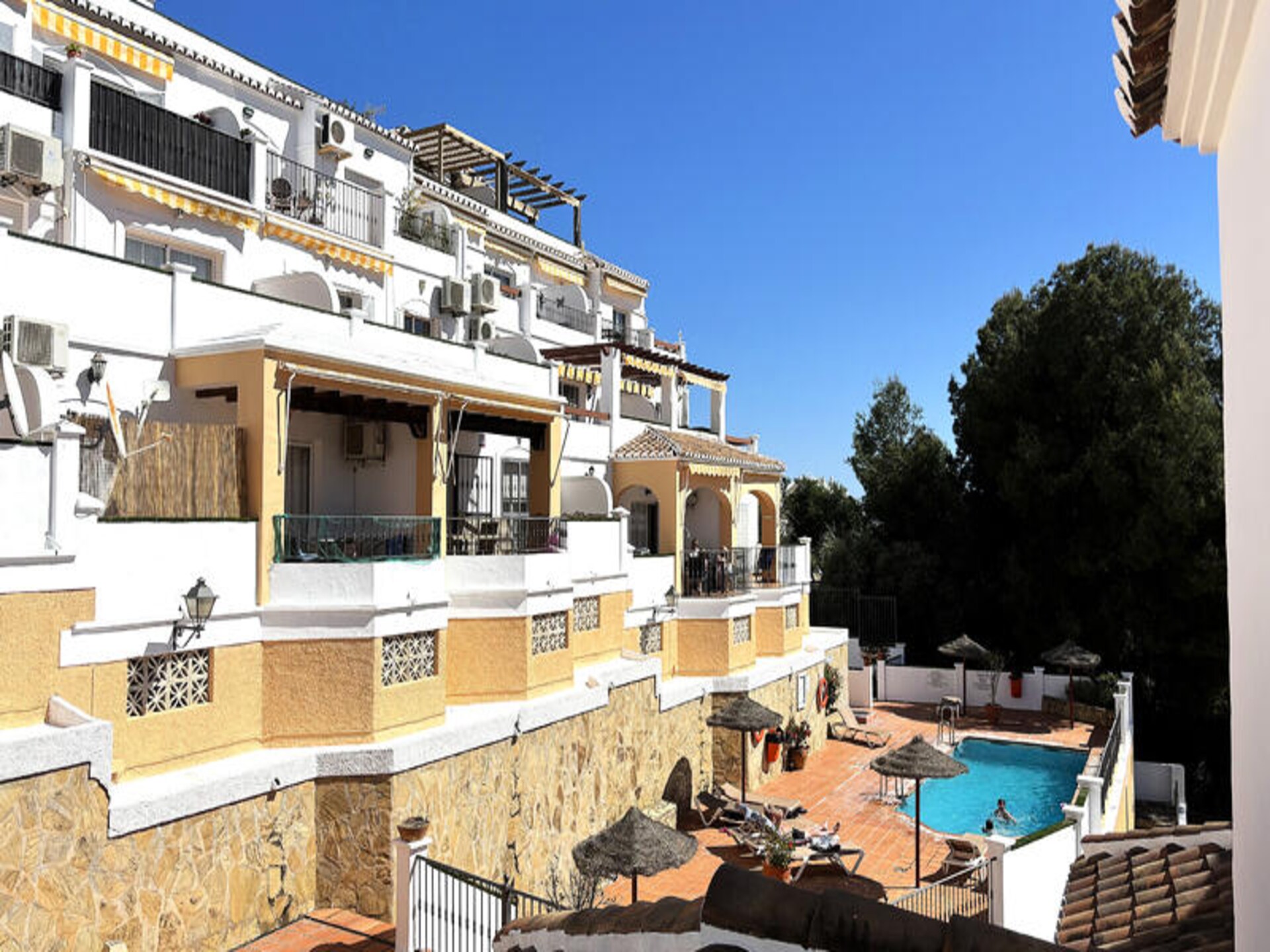 Zonovergoten appartement in Nerja, vlakbij Playa Burriana - foto 3