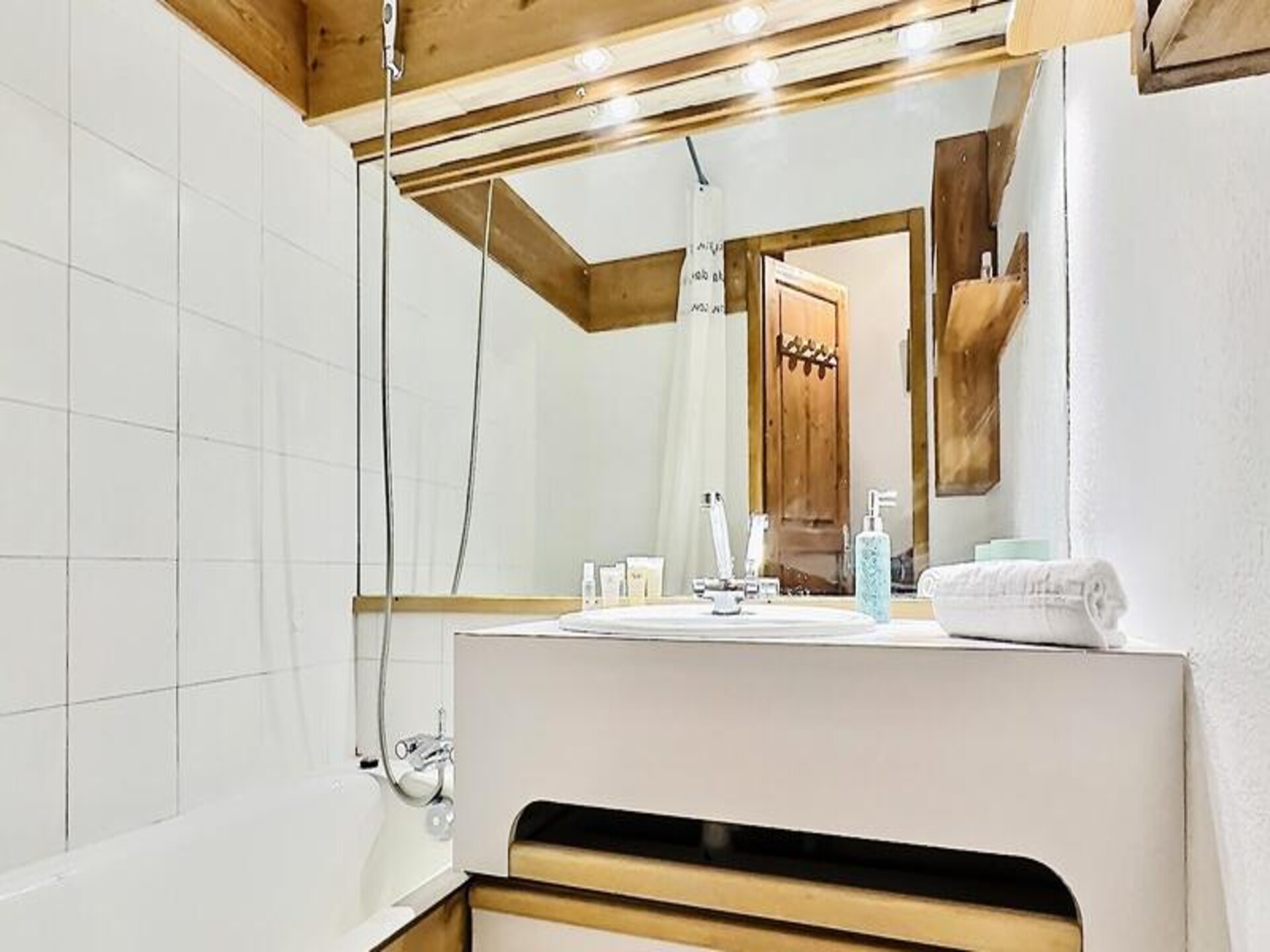 Appartement 6 pers. in Val d'Isère, direct aan de hoofdstraat met balkon op het westen - foto 11