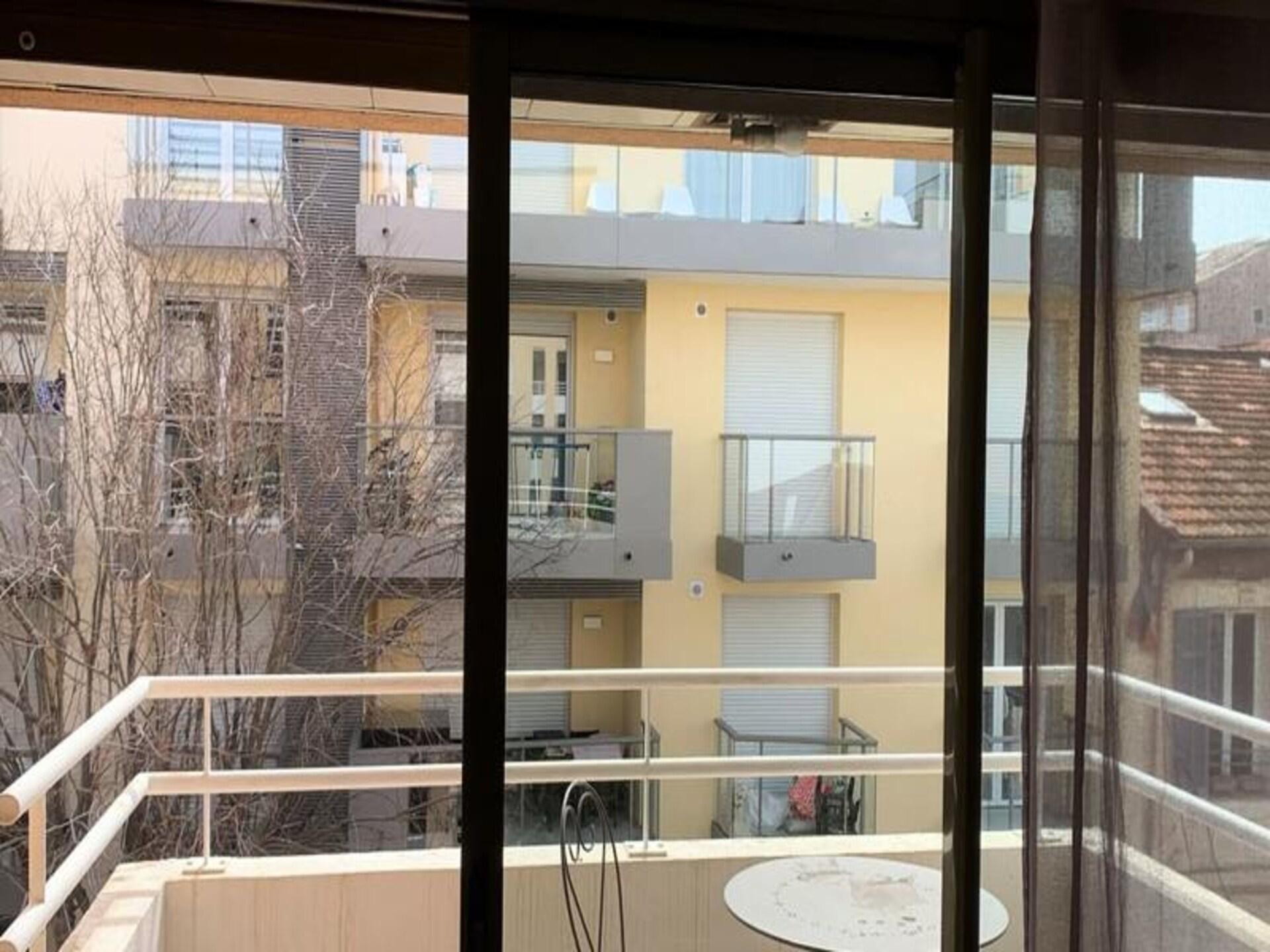 Licht appartement met terras en parking in het hart van Antibes - foto 16