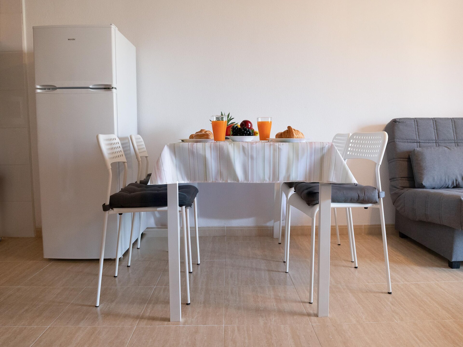 Licht appartement in Roquetas de Mar met zwembad, op 400m van het strand - foto 9