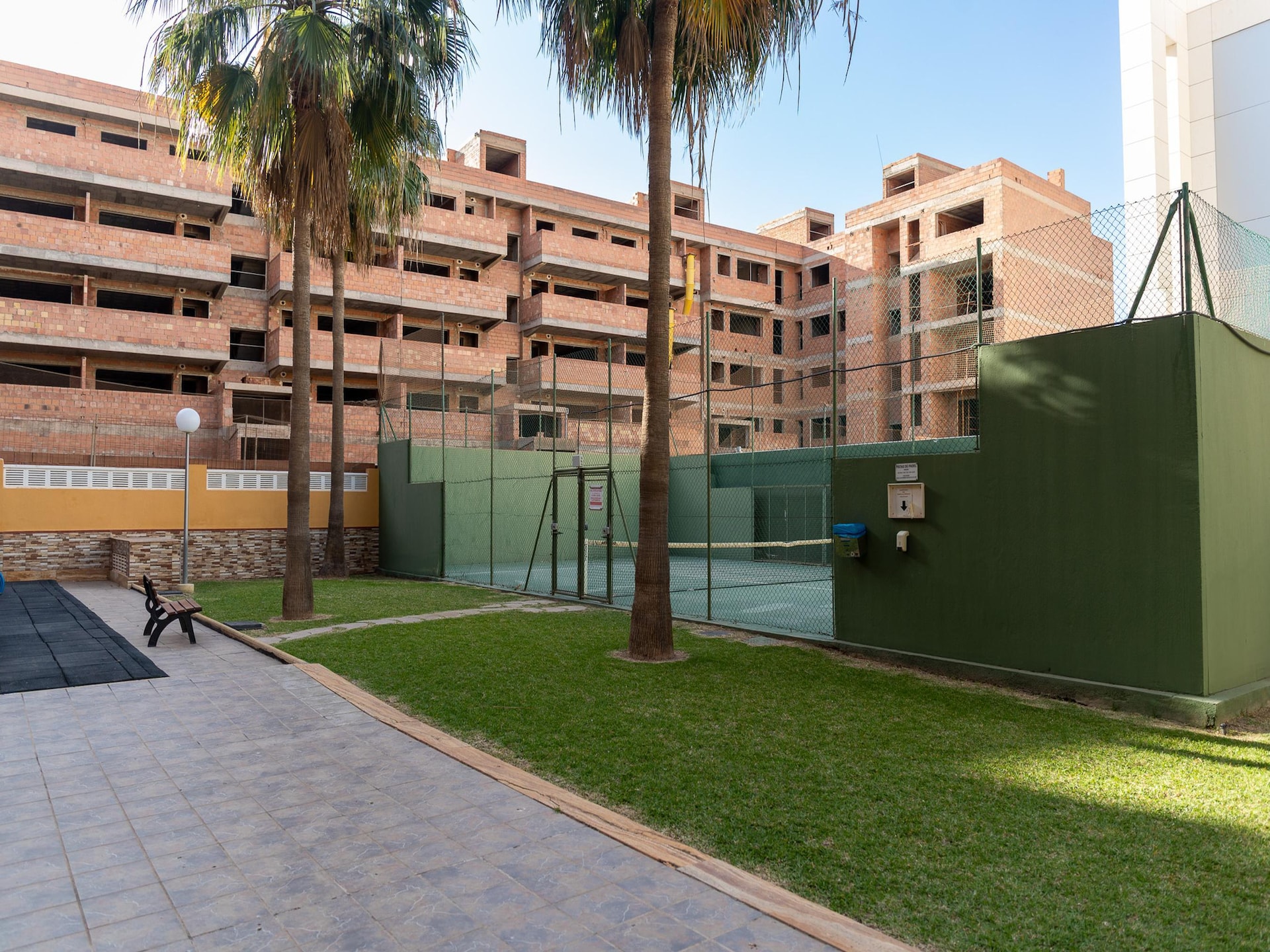 Licht appartement in Roquetas de Mar met zwembad, op 400m van het strand - foto 1
