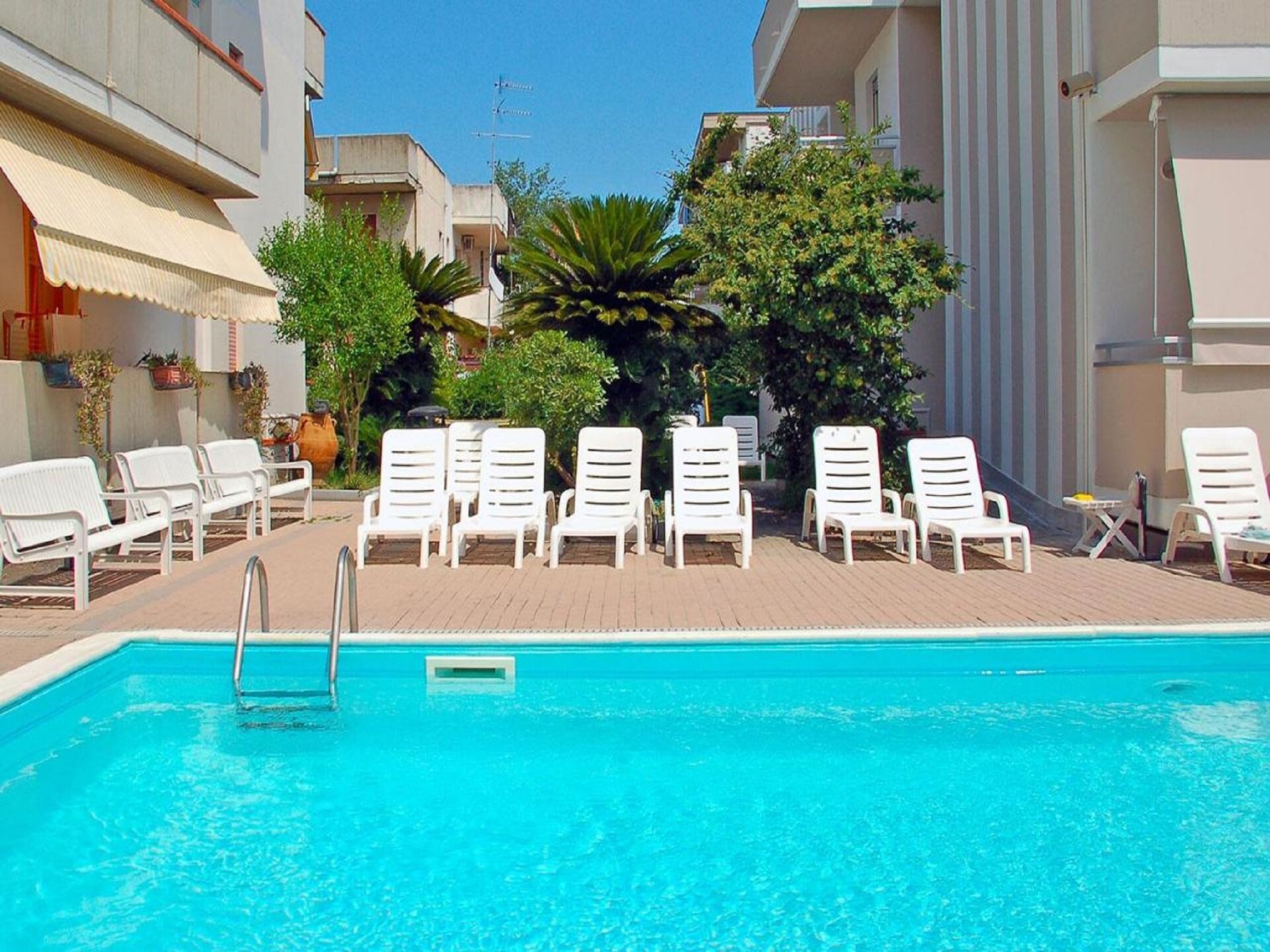 Zonnig appartement met zwembad, tuin en zeezicht op 500 meter - foto 2