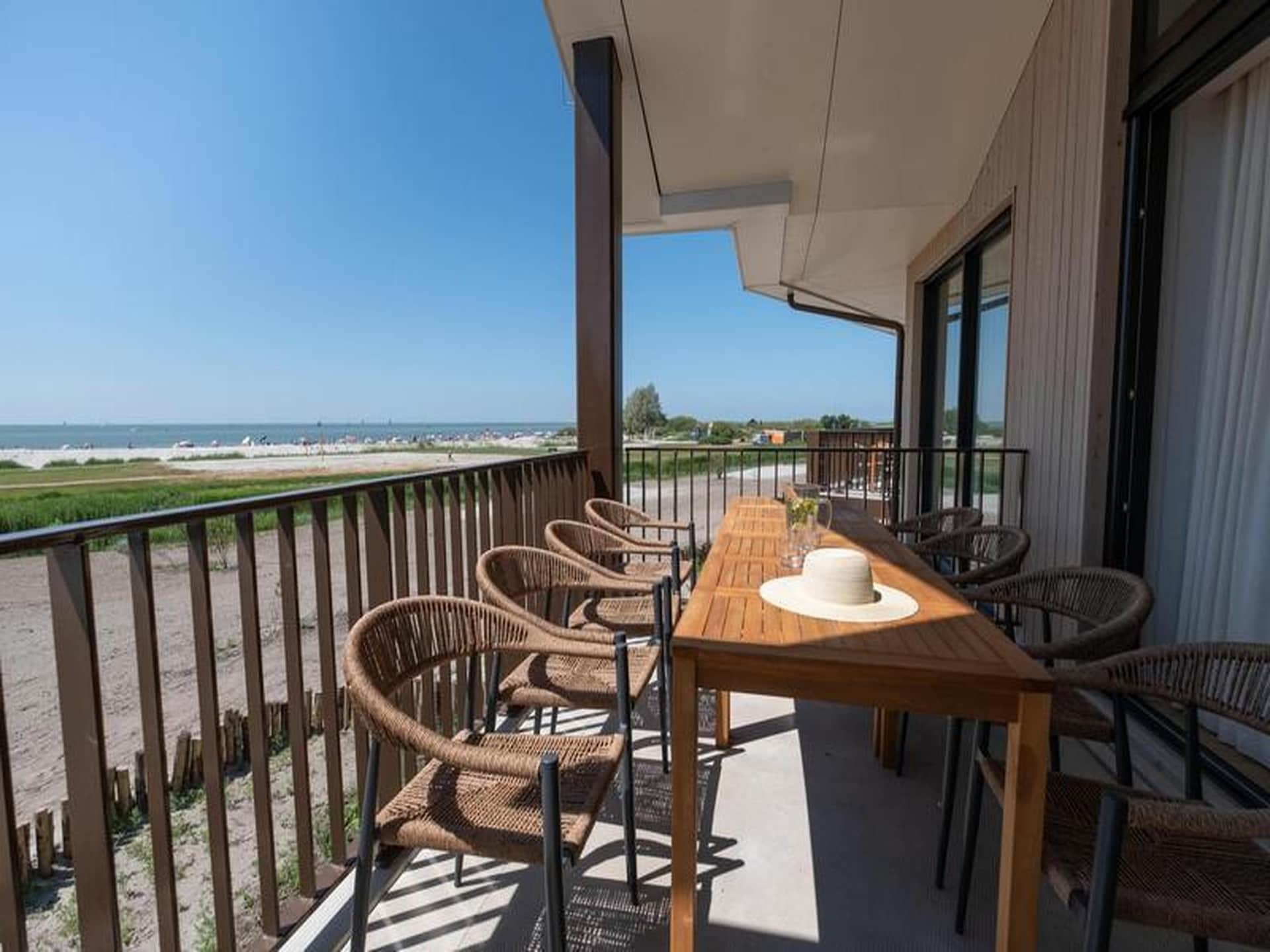 Stijlvol Appartement aan het IJsselmeer met Privésauna voor 8 Personen - foto 17