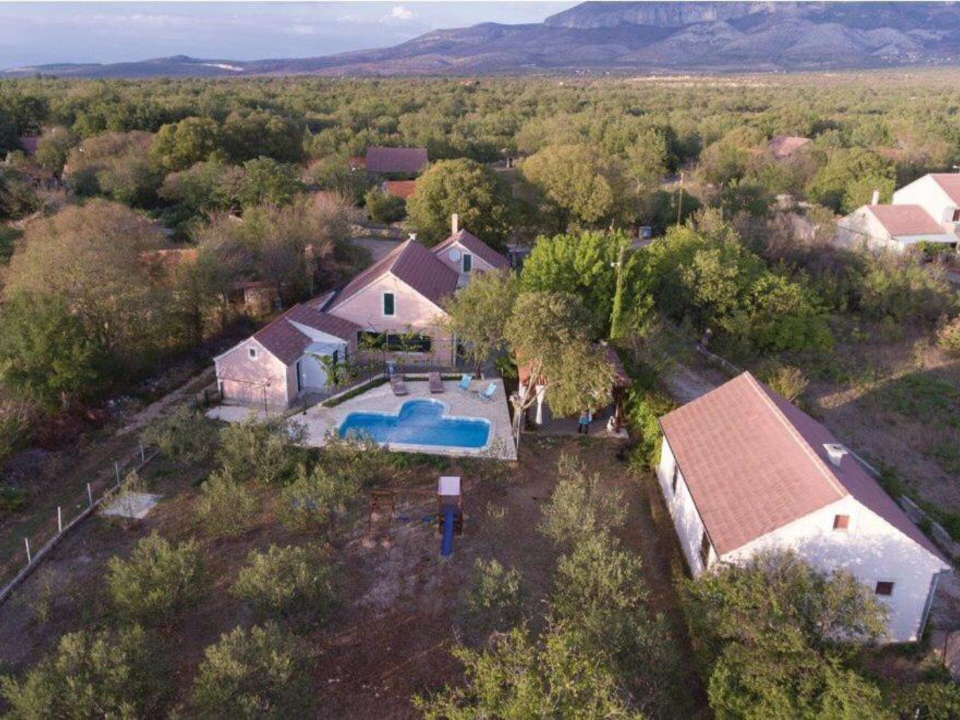 Ruim vakantiehuis met zwembad voor 6 personen in Drniš - foto 18