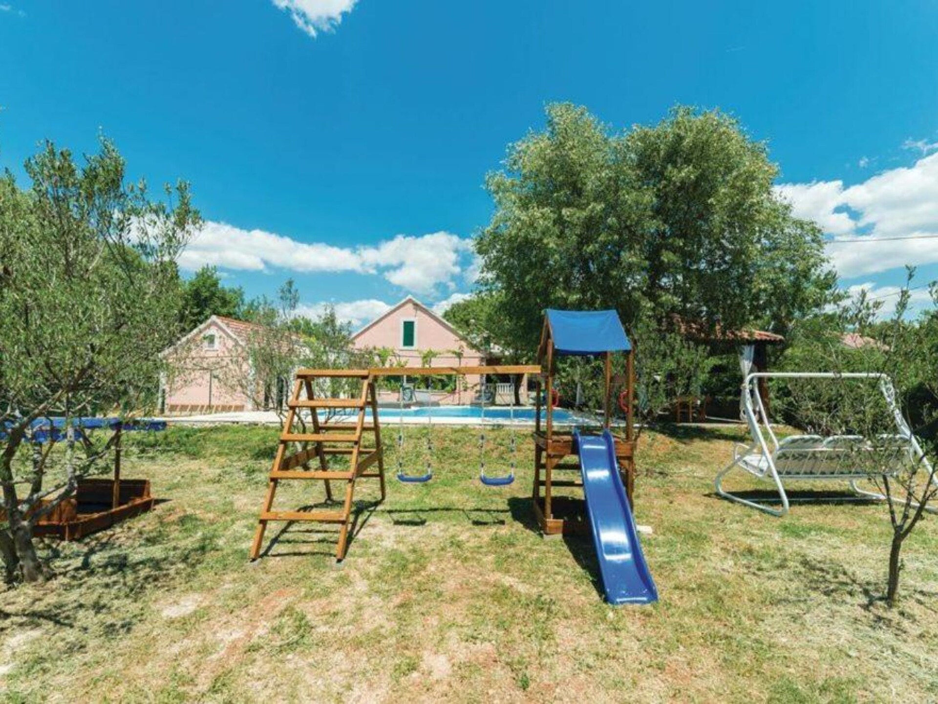 Ruim vakantiehuis met zwembad voor 6 personen in Drniš - foto 22