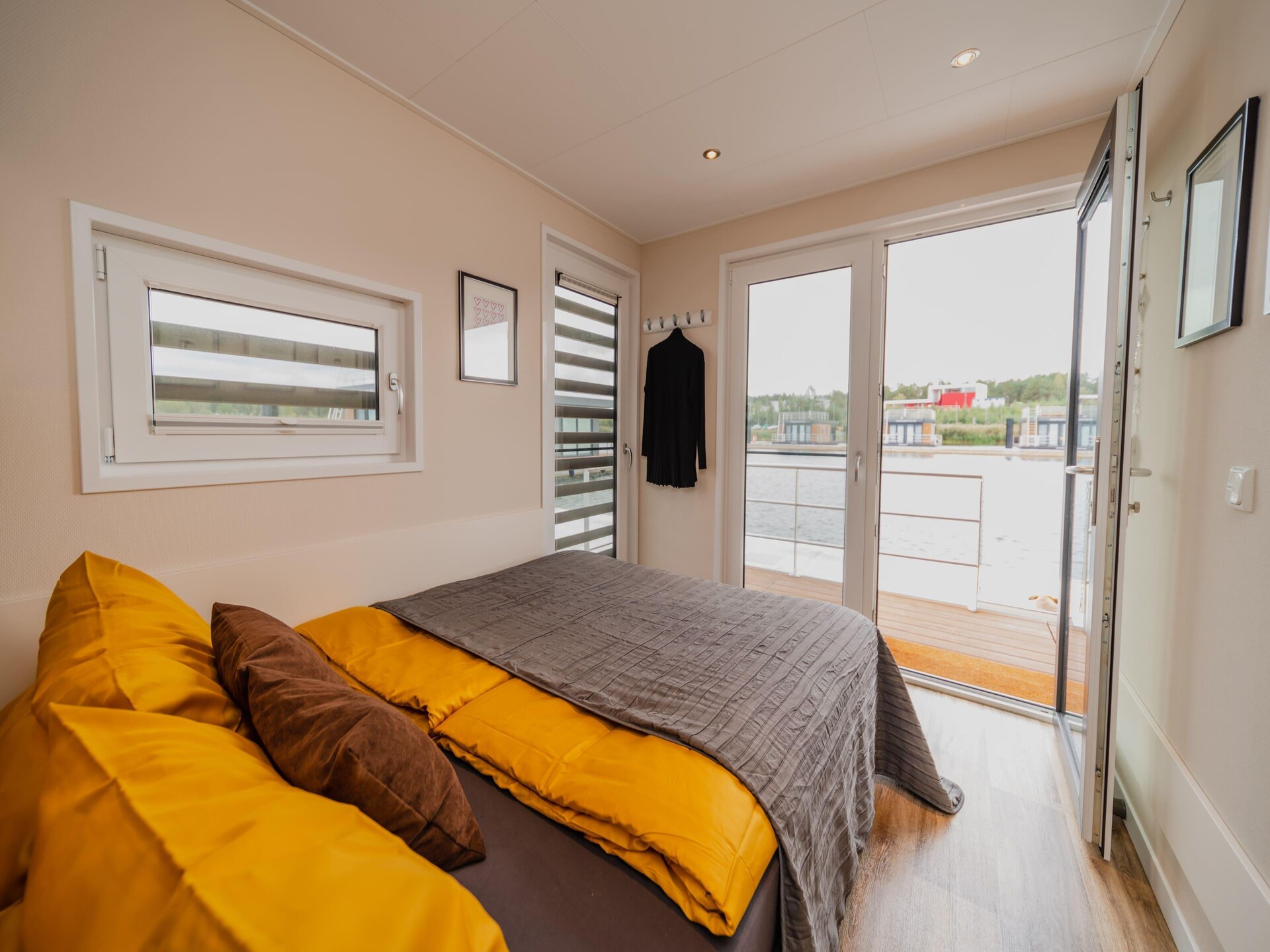 Direct aan het water: moderne woonboot voor 6 personen aan de Bärwalder See - foto 17
