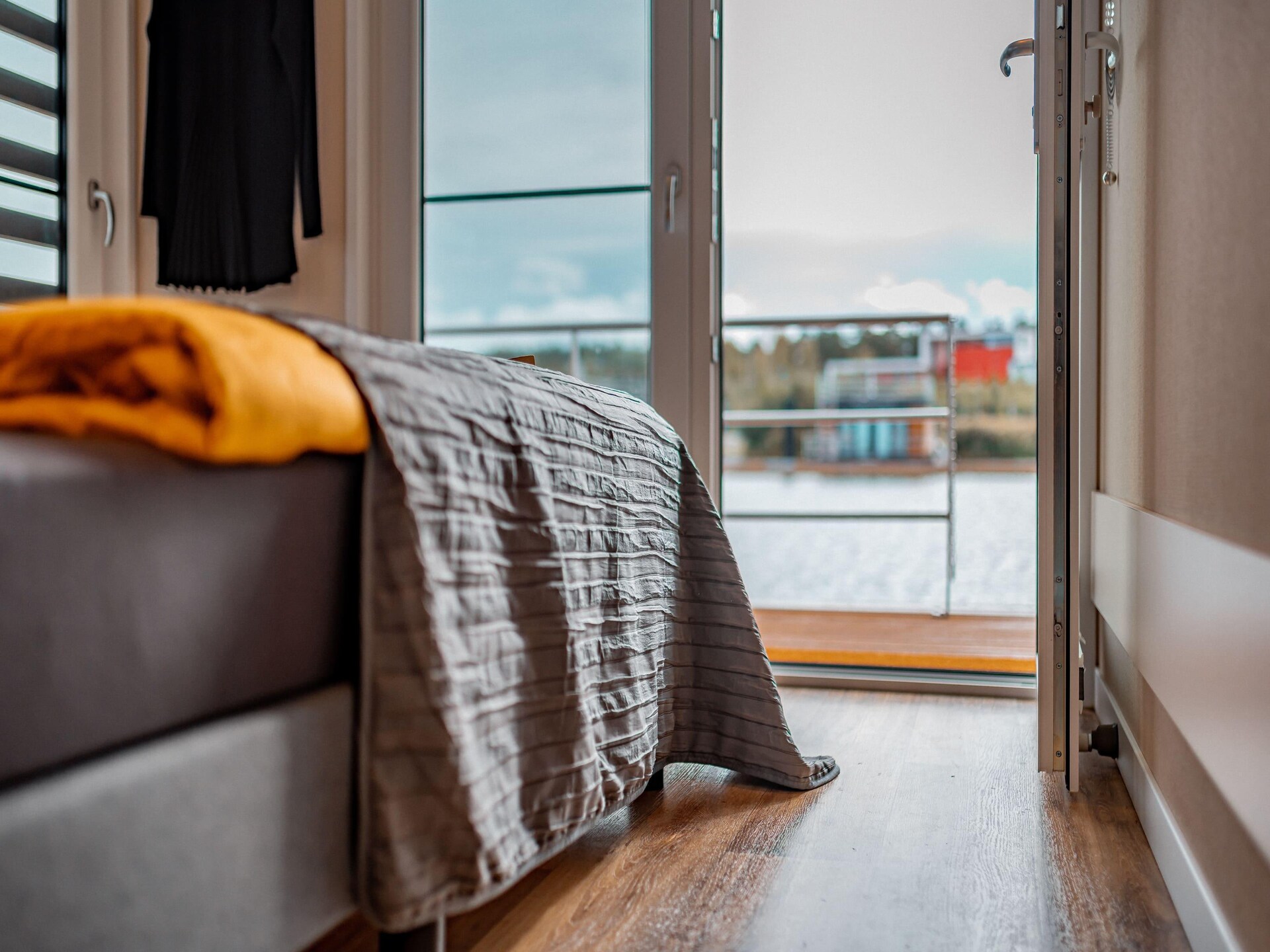 Direct aan het water: moderne woonboot voor 6 personen aan de Bärwalder See - foto 18