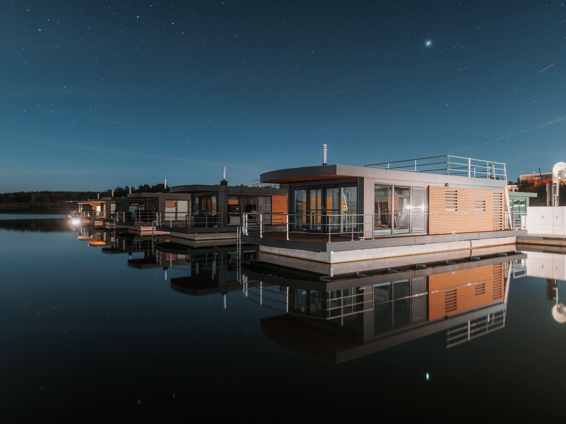 Hausboot am Bärwalder See: Modern vakantiehuis aan het water in Saksen - foto 12