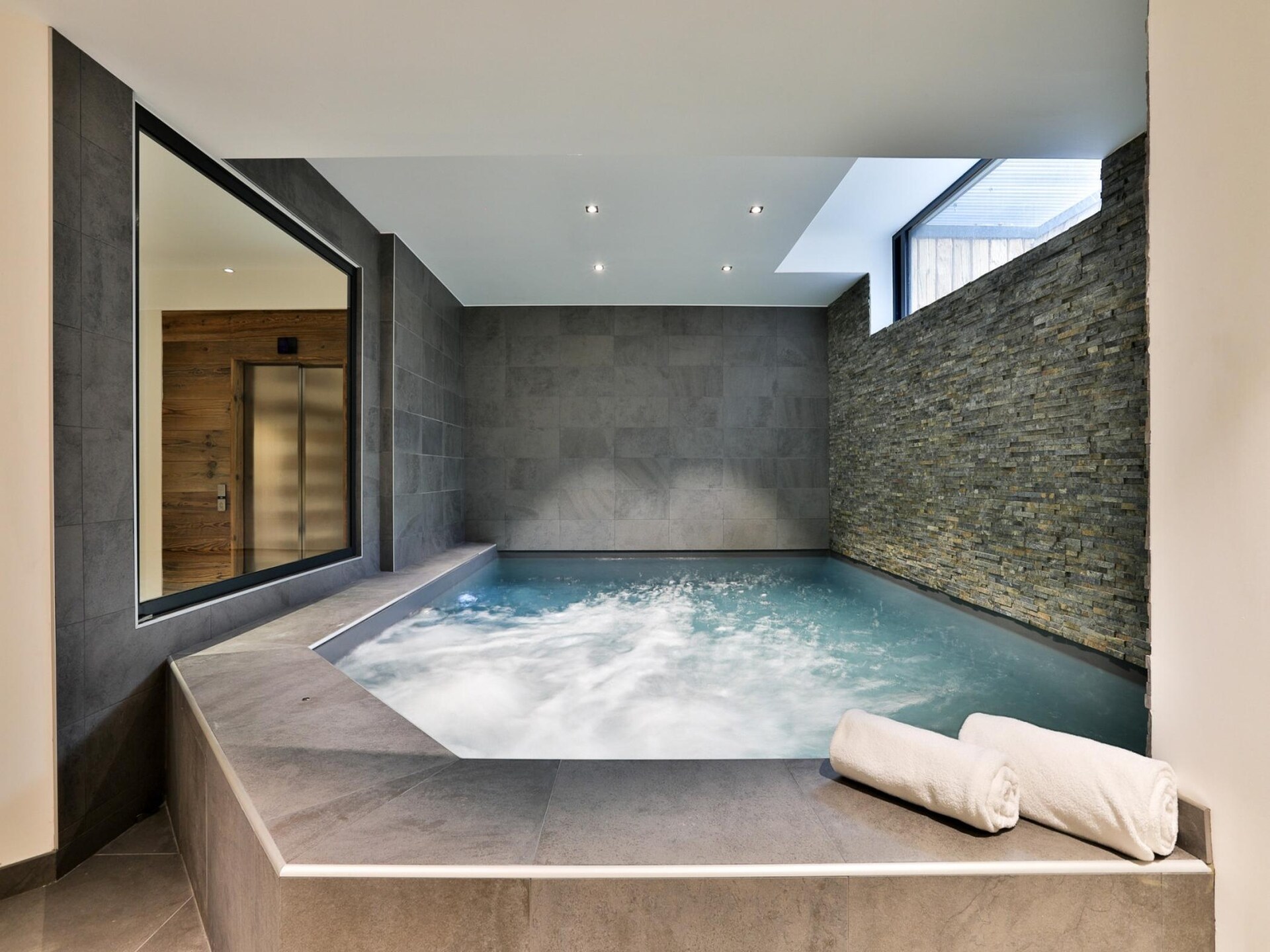 Chalet Black Stone: Luxe aan de golfbaan met privézwembad, 10 meter van de piste - foto 2
