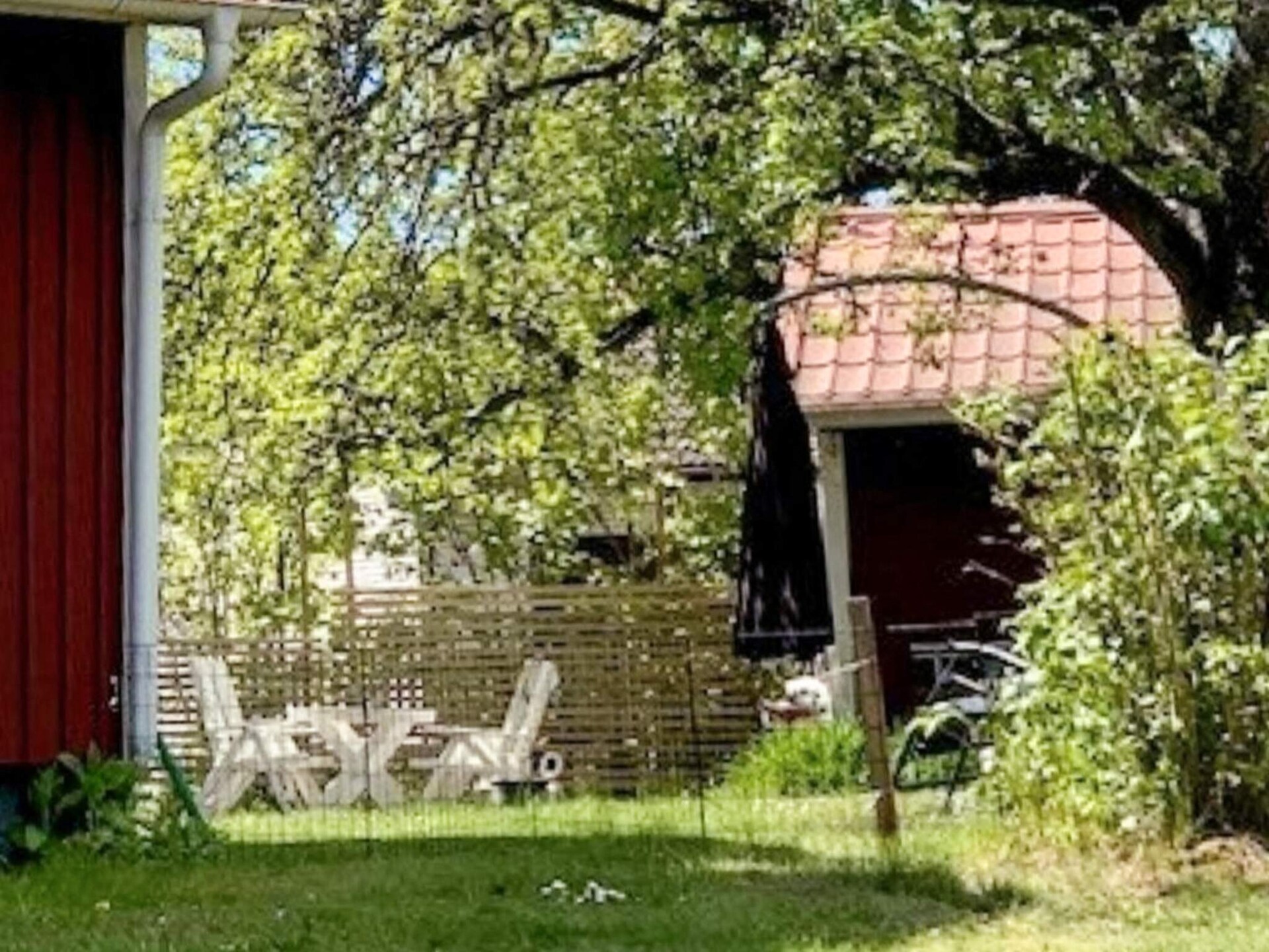 Idyllisch rood vakantiehuis aan de golfbaan bij Tving, Zweden - foto 3