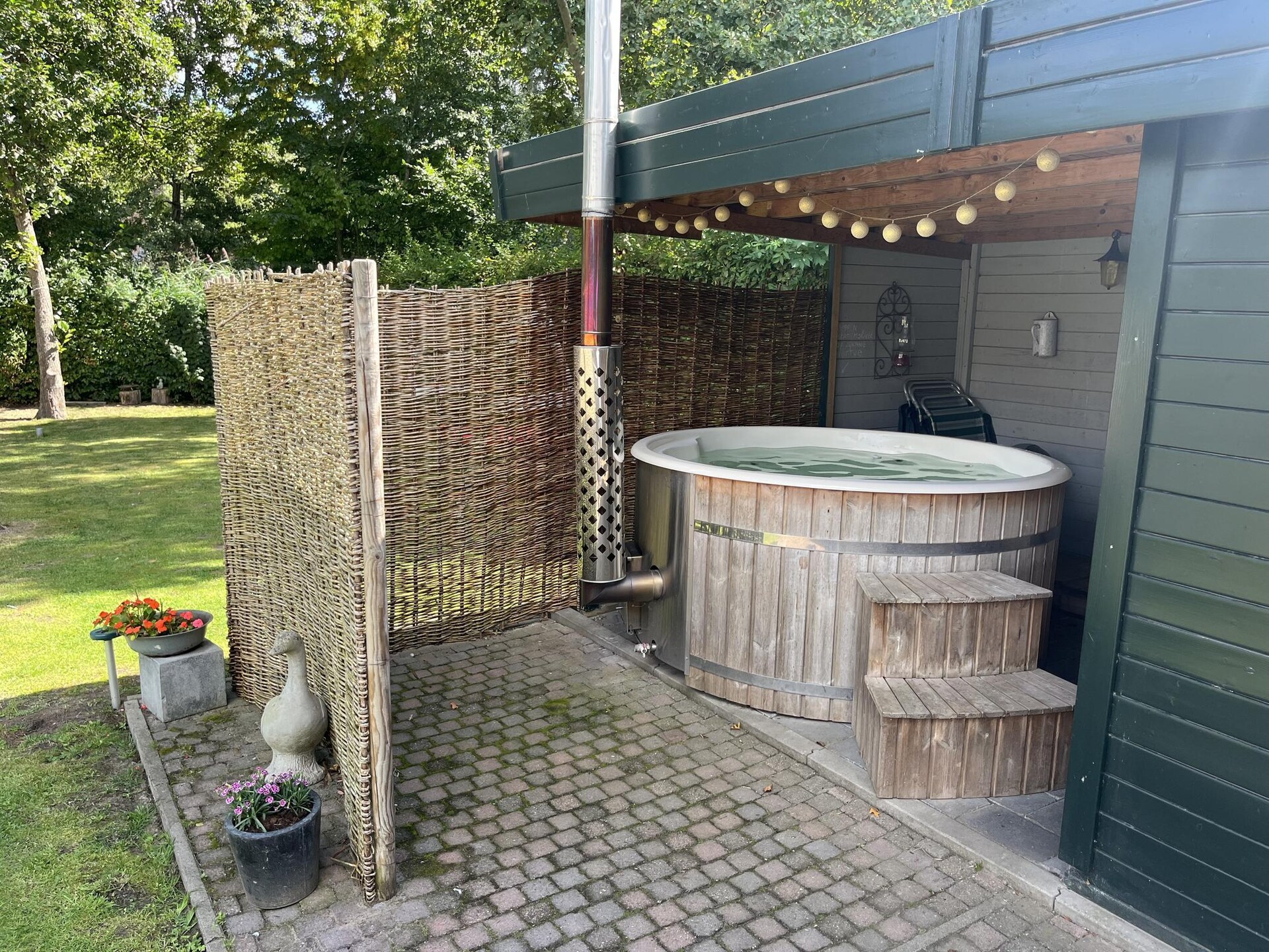 Vrijstaande bungalow met jacuzzi in groen vakantiepark Ewijk - foto 30