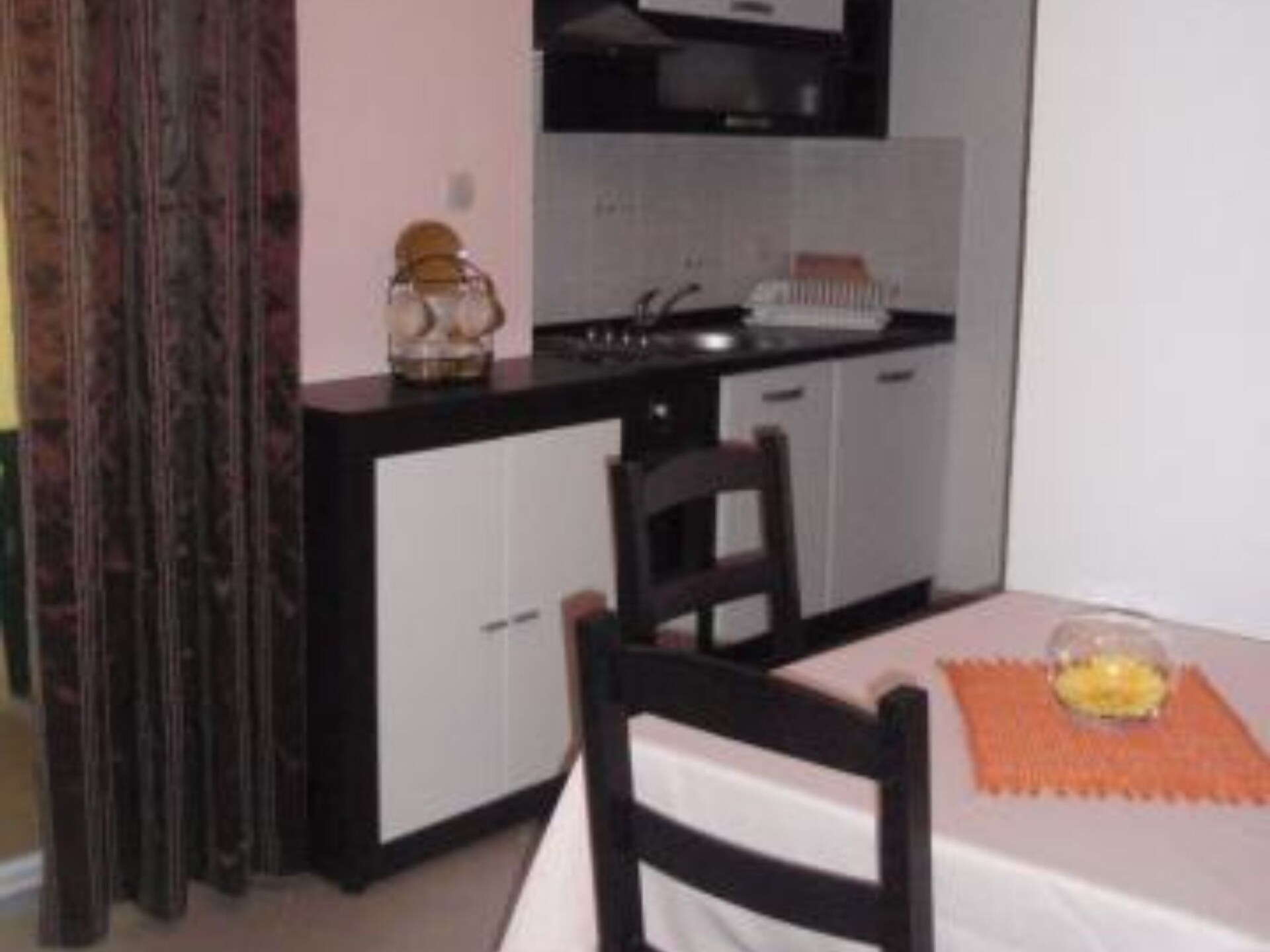Knus appartement vlakbij zee in Dugi Rat voor 3 personen - foto 2