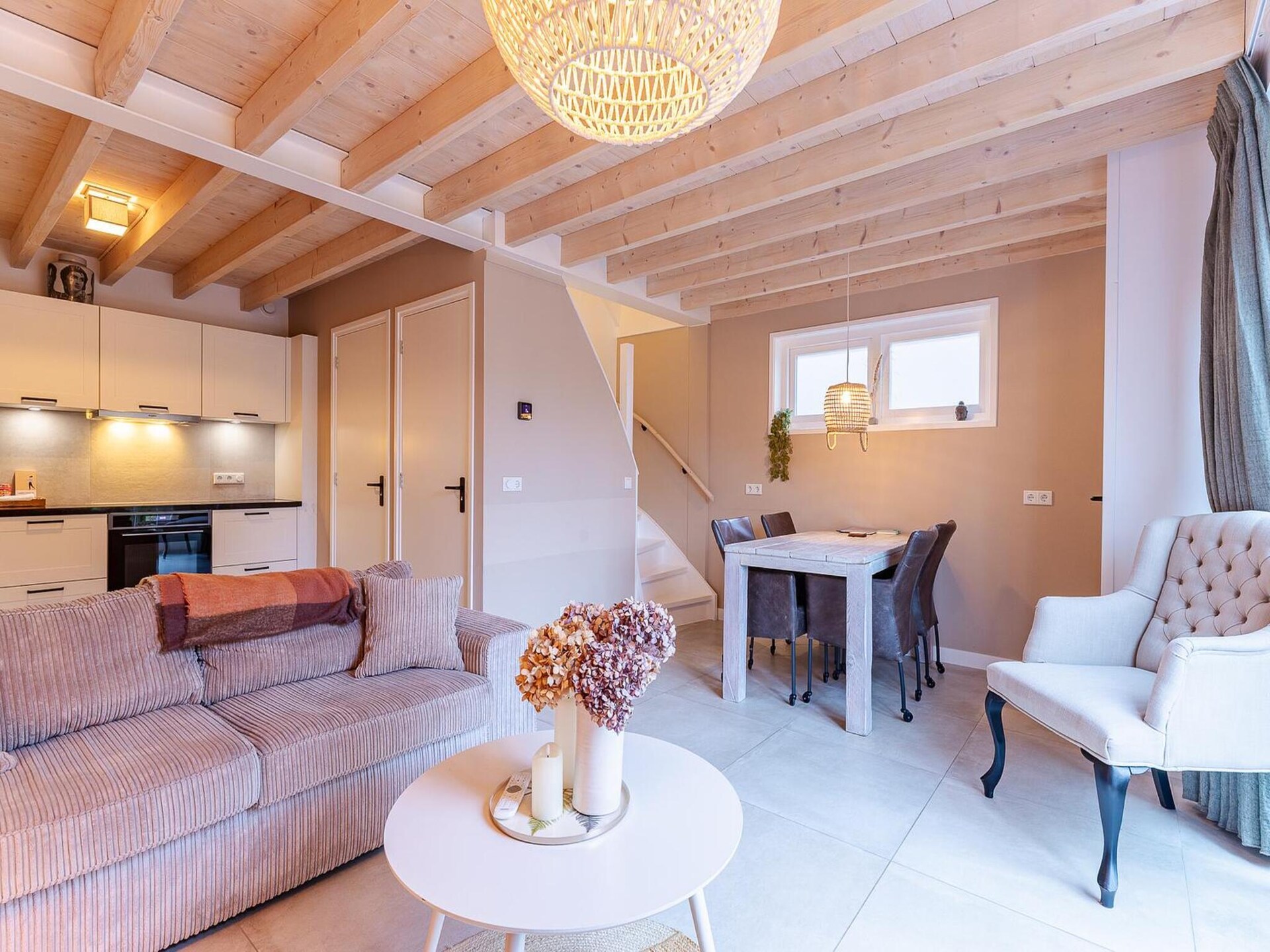 Modern vakantiehuis met grote tuin in hartje Vrouwenpolder, strand op loopafstand - foto 2