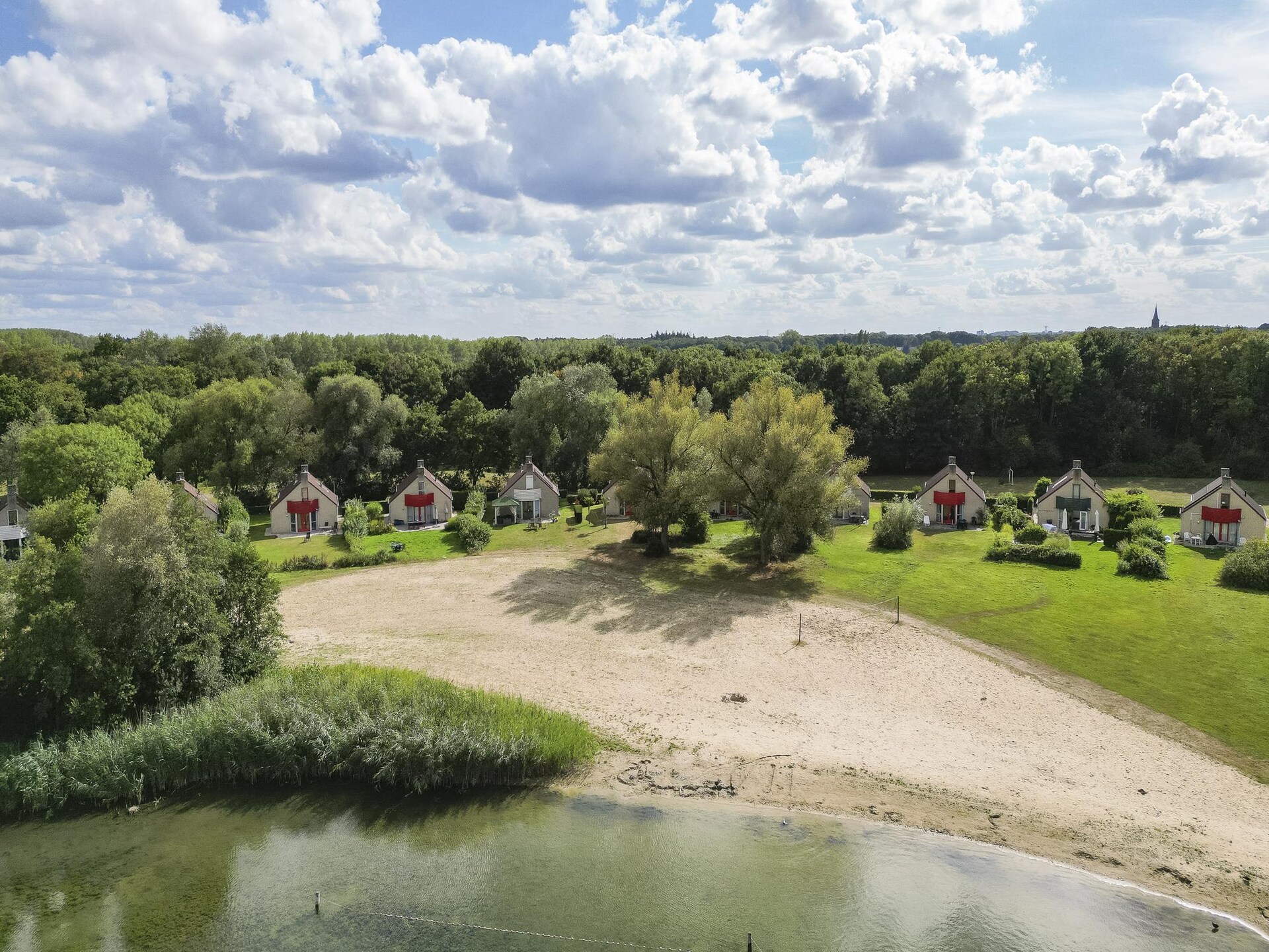 Vrijstaande bungalow De Zingende Wilg aan water in park Ewijk - foto 27