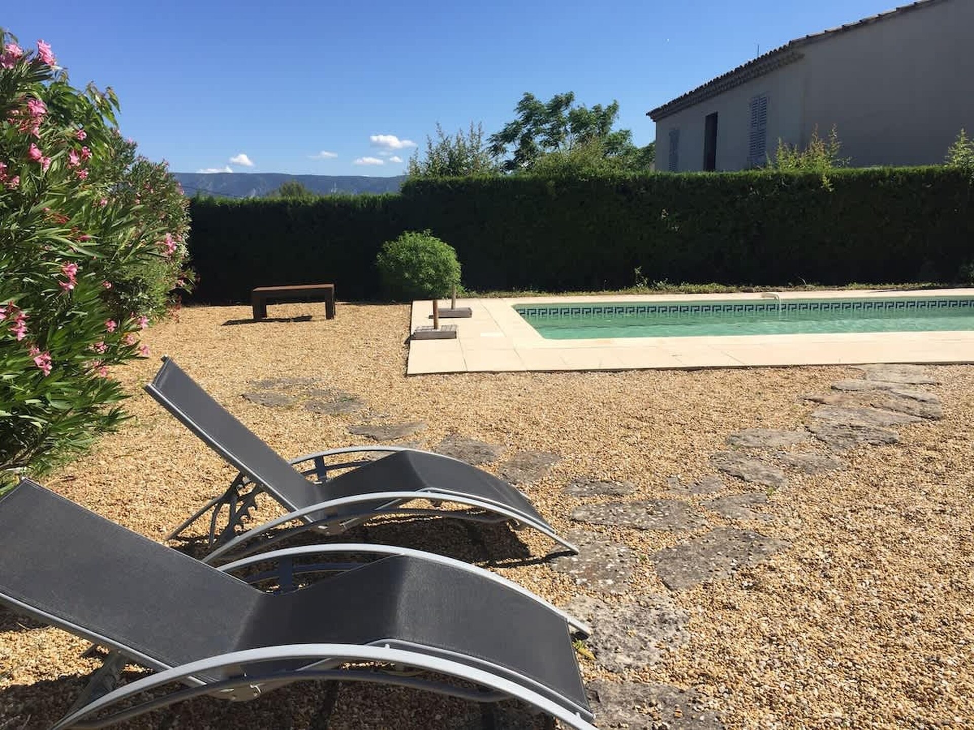 Knabbelende studio aan de voet van de Luberon met zwembad en privétuin - foto 10