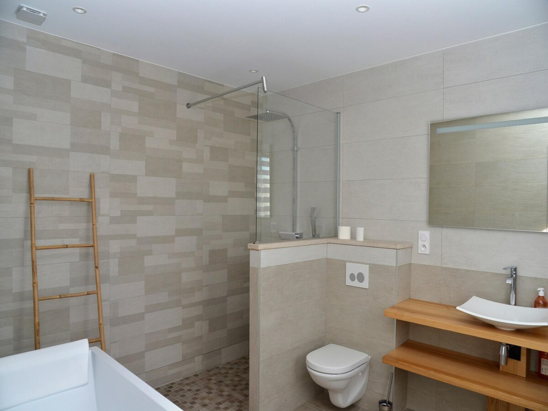 Vrijstaande villa met verwarmd infinityzwembad bij Barjac, Ardèche - foto 30