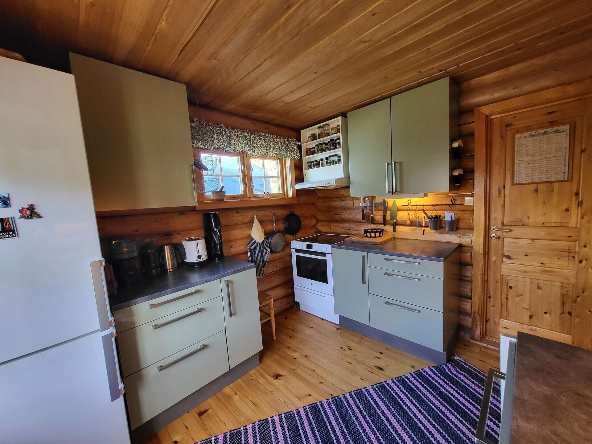 Sfeervol blokhut met hottub en uitzicht op noorderlicht bij Øverbygd - foto 13