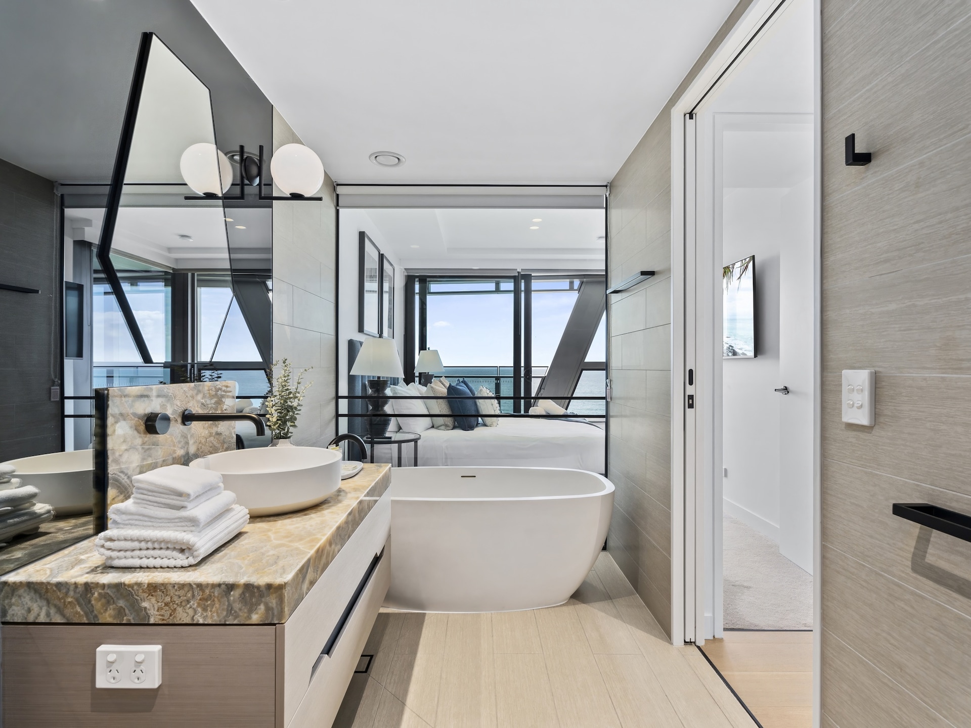 Modern appartement in Surfers Paradise met resortvoorzieningen - foto 16