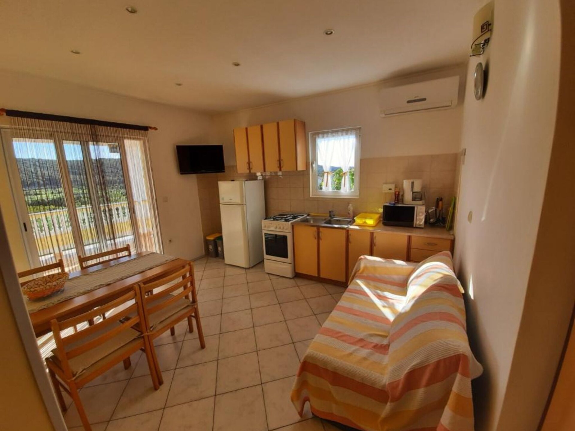 Ruim 5-persoons appartement met terras in Kampor, vlakbij strand Rab - foto 1