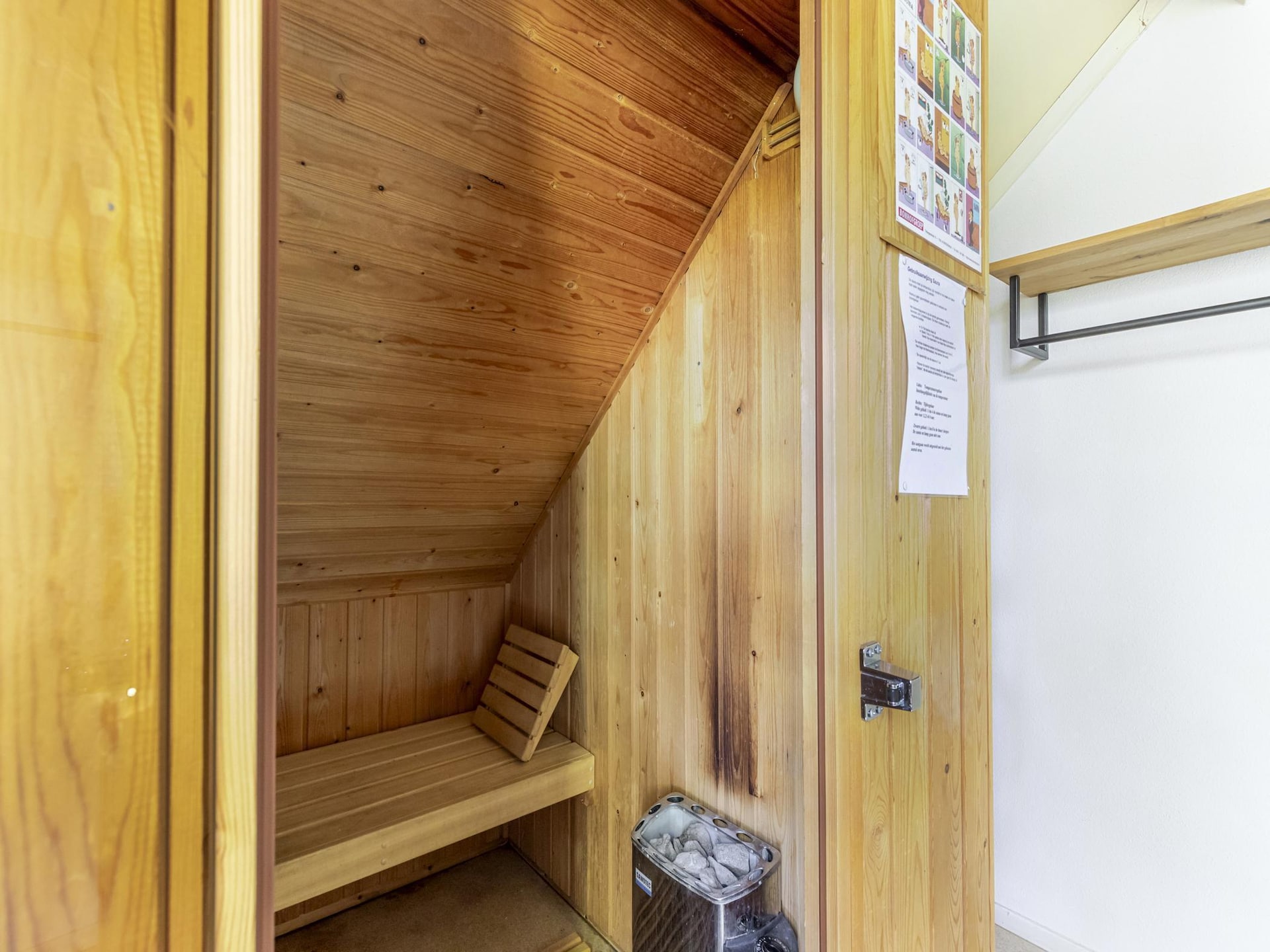 Vrijstaande wellnessbungalow aan het meer in Ewijk voor 4 personen - foto 36