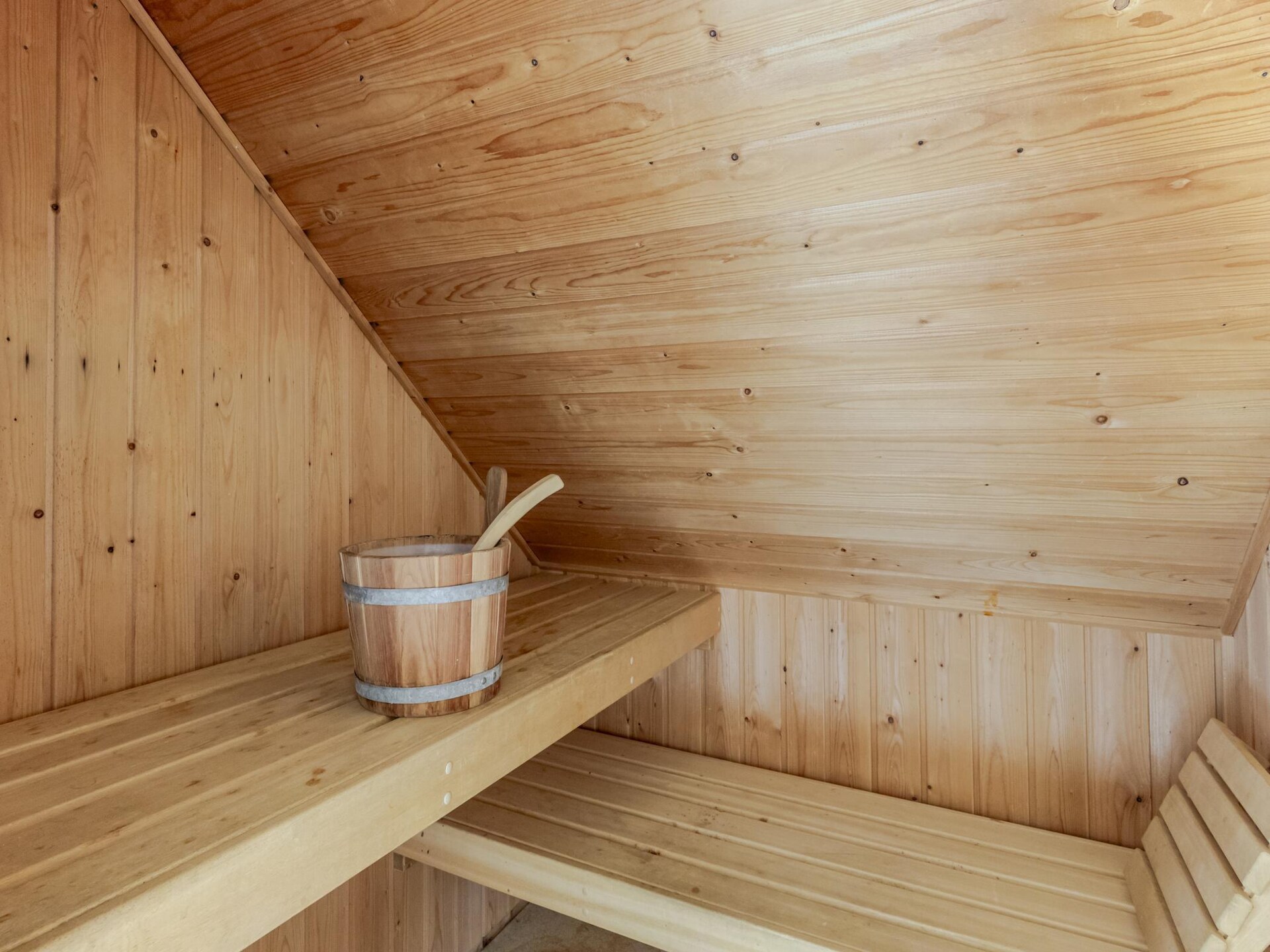 Vrijstaande wellnessbungalow aan het meer in Ewijk voor 4 personen - foto 37
