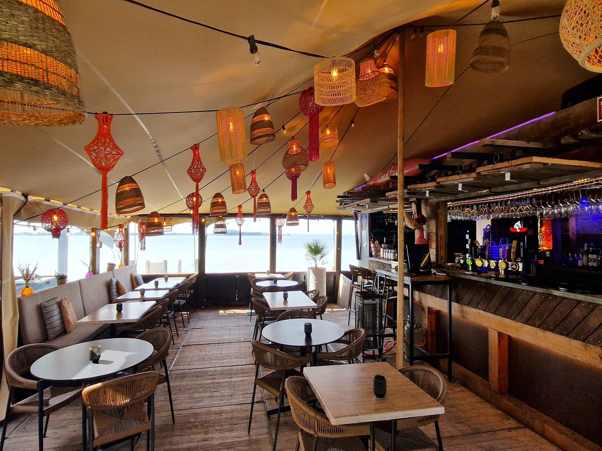 Uniek verblijf in Tiny Wagon aan het Markermeer in Almere - foto 14