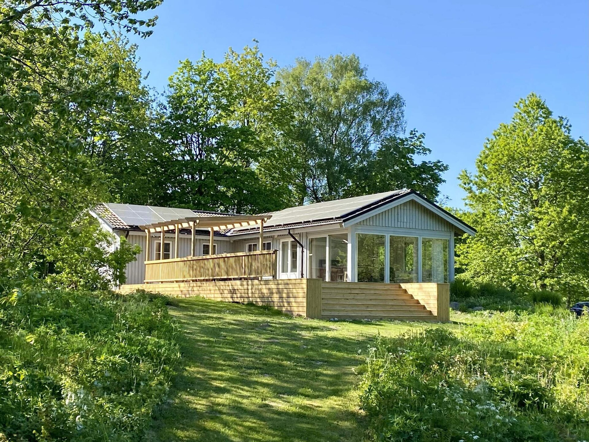 Vrijstaand vakantiehuis met gastenverblijf en vijver bij Brösarp - foto 1