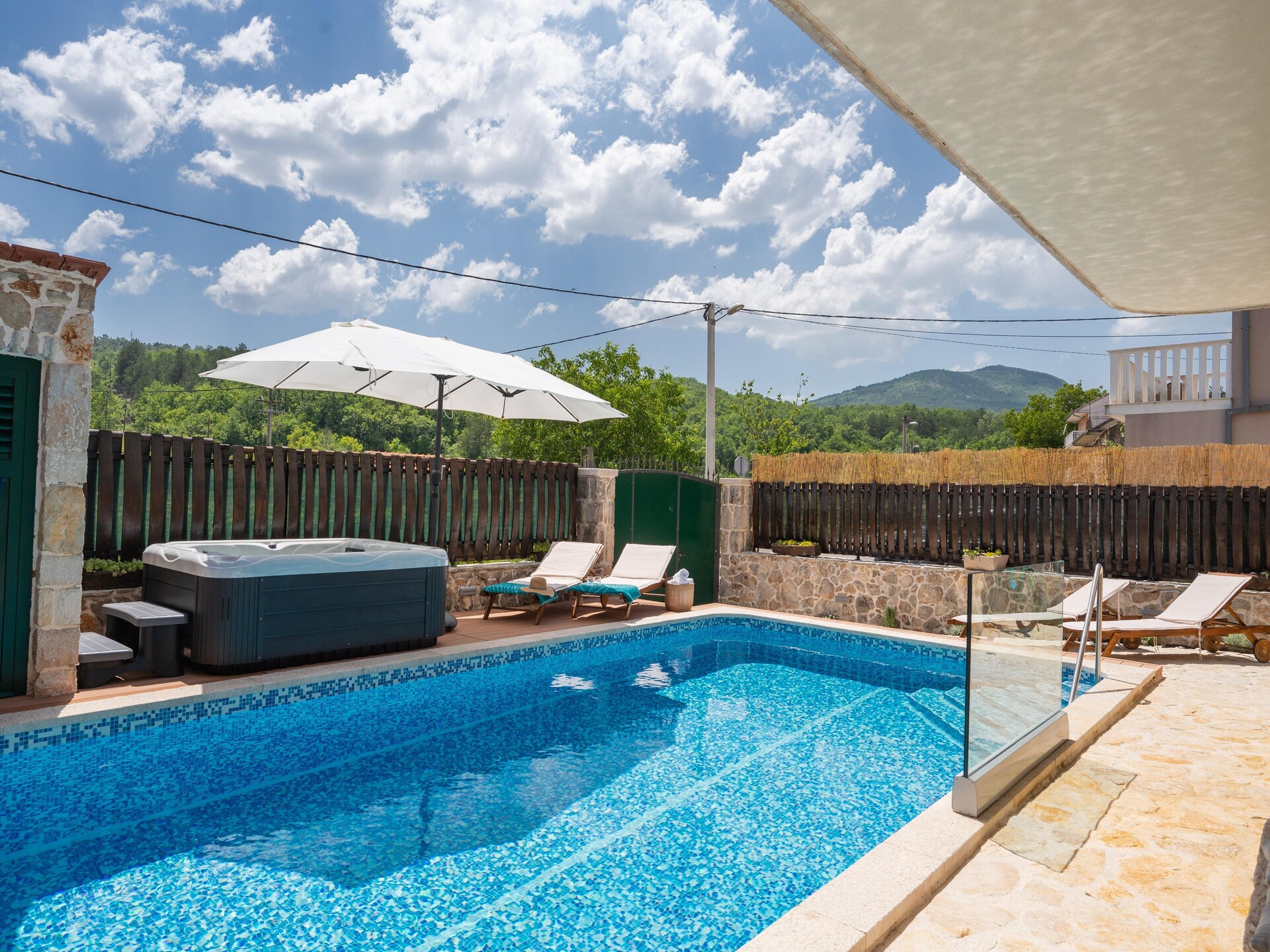 Villa Old House: privézwembad, jacuzzi en zomerkeuken bij Šumet - foto 11