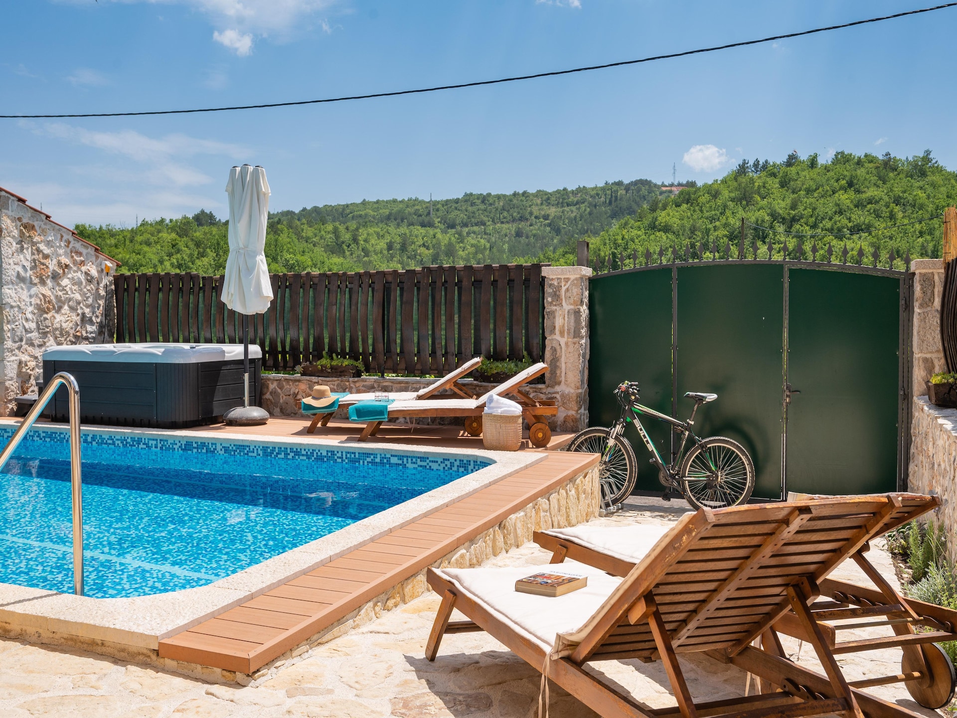Villa Old House: privézwembad, jacuzzi en zomerkeuken bij Šumet - foto 14
