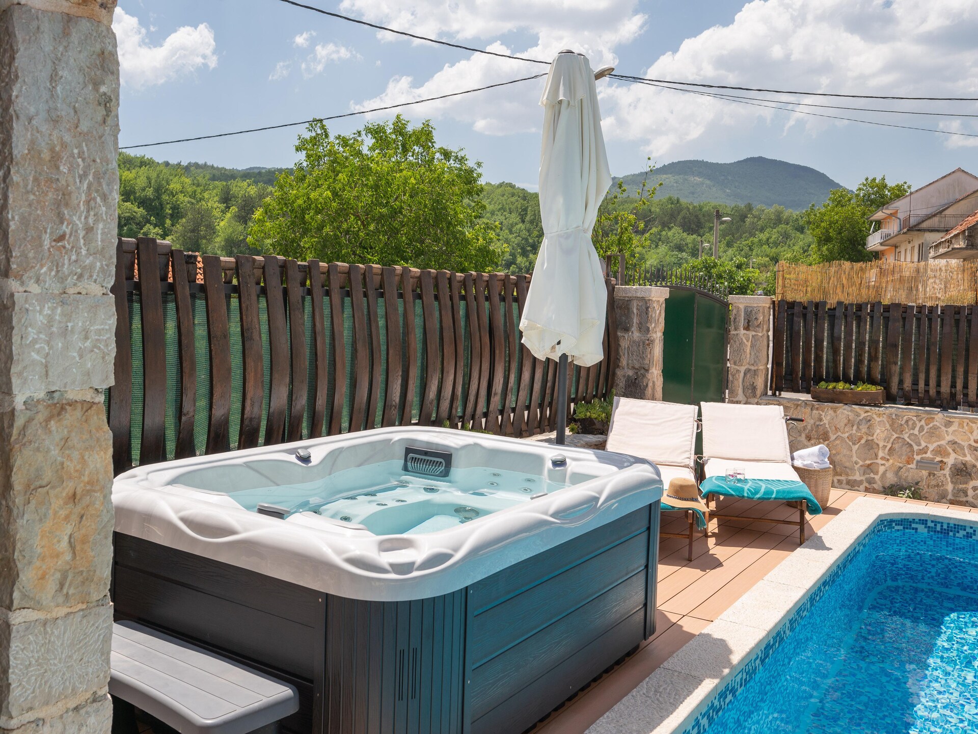 Villa Old House: privézwembad, jacuzzi en zomerkeuken bij Šumet - foto 40
