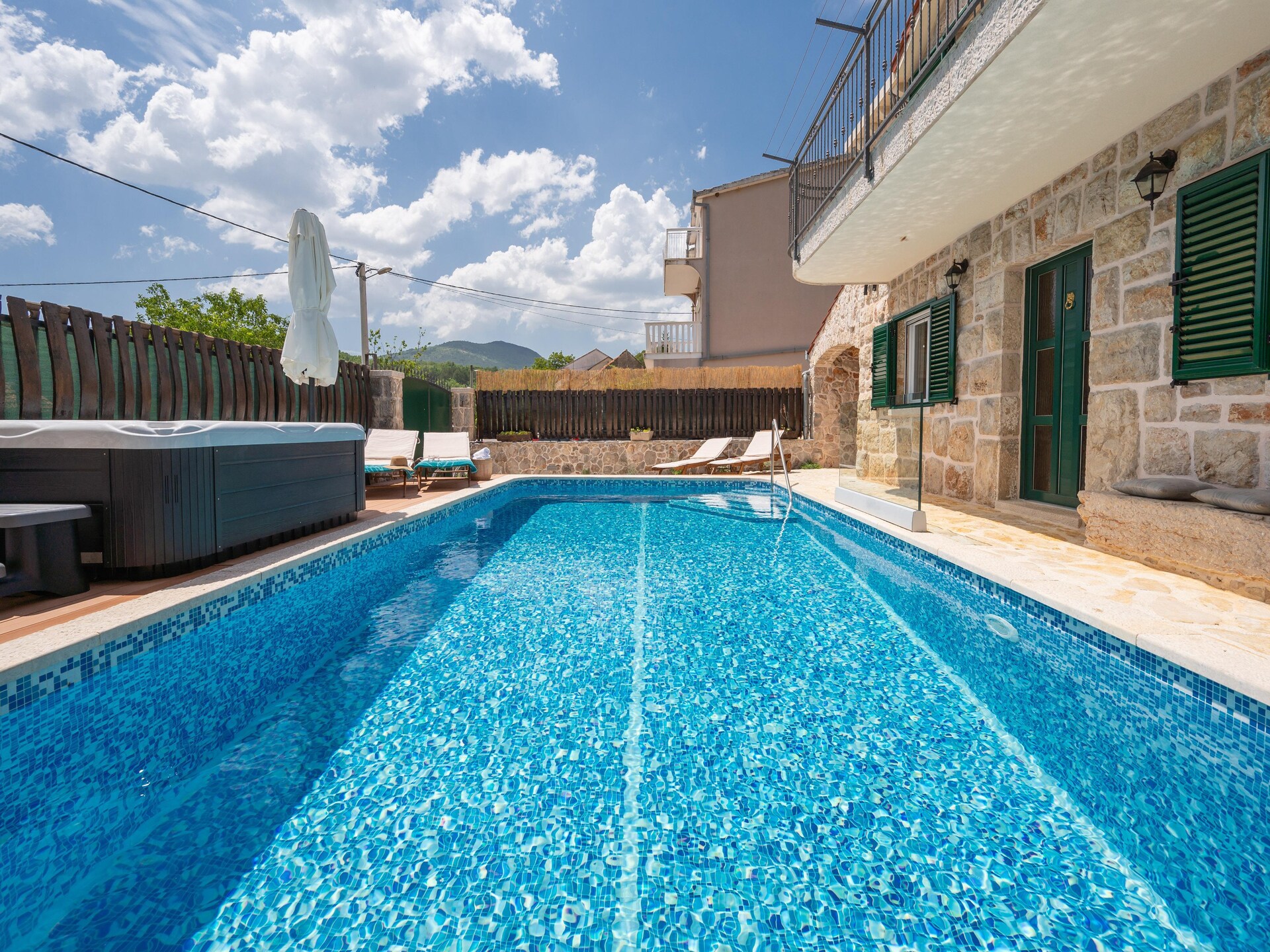 Villa Old House: privézwembad, jacuzzi en zomerkeuken bij Šumet - foto 5