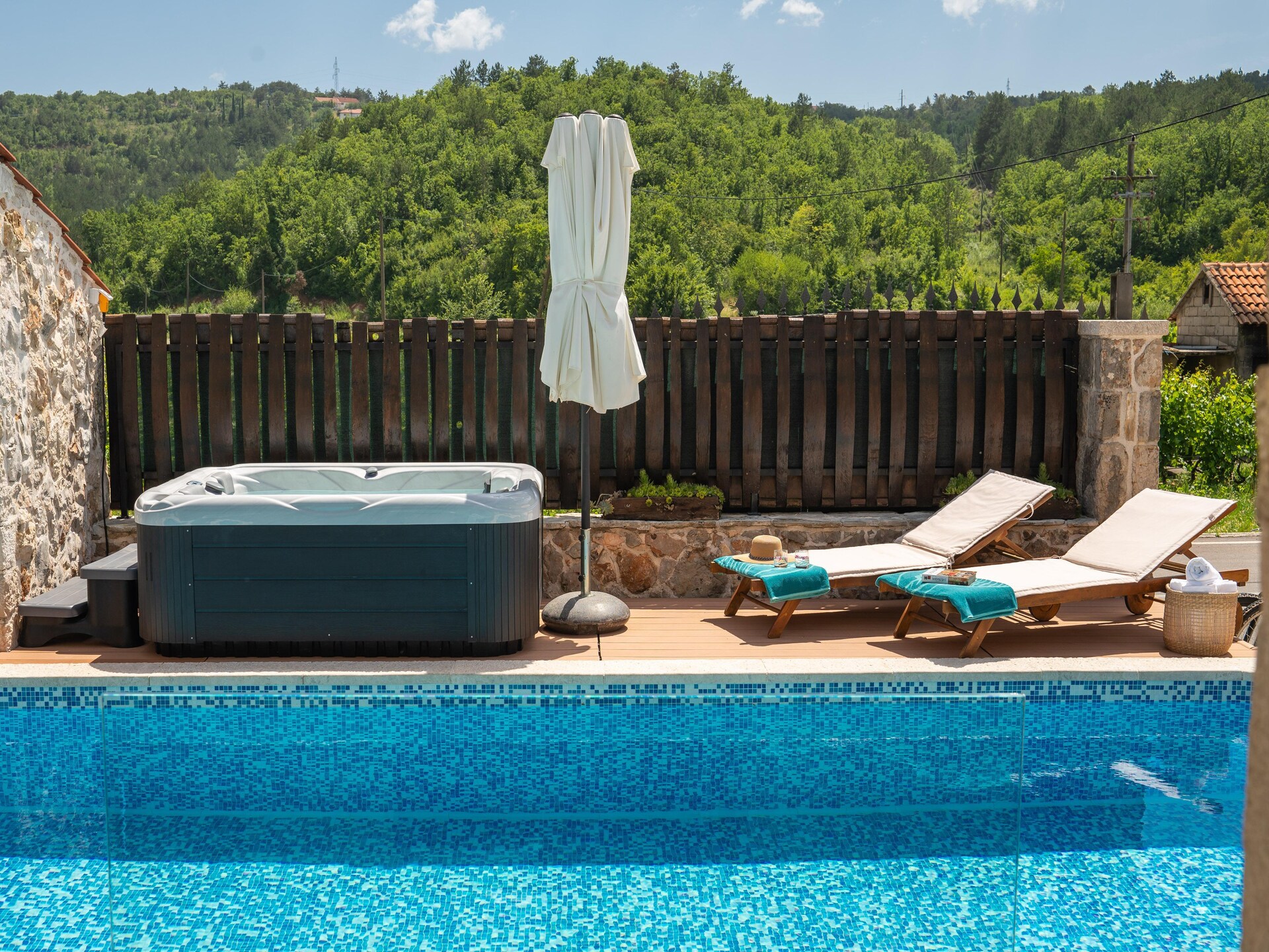 Villa Old House: privézwembad, jacuzzi en zomerkeuken bij Šumet - foto 16