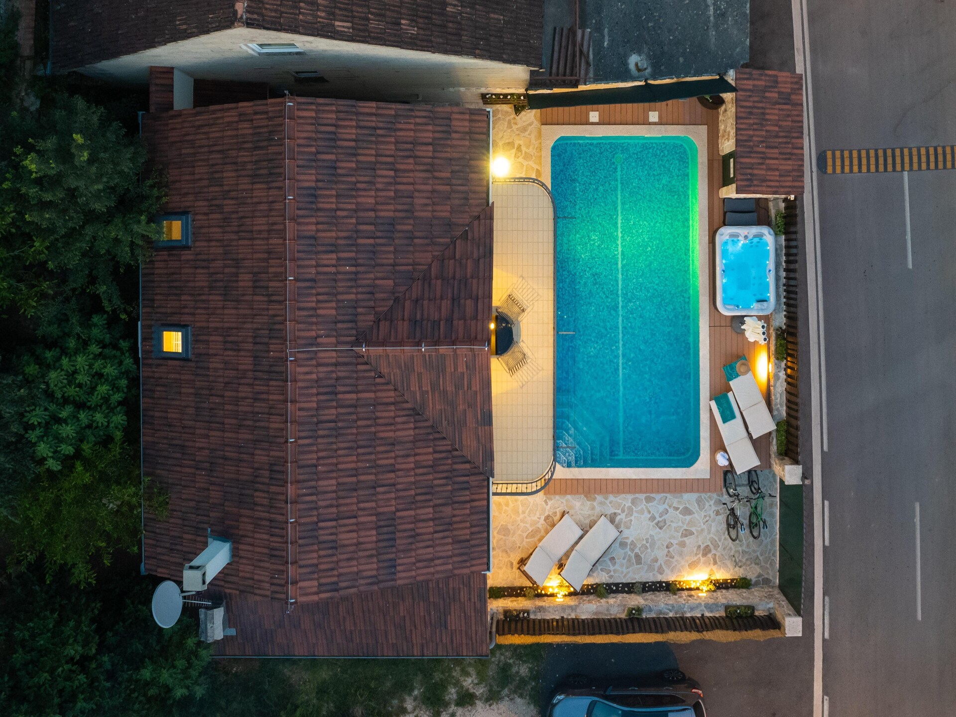 Villa Old House: privézwembad, jacuzzi en zomerkeuken bij Šumet - foto 44