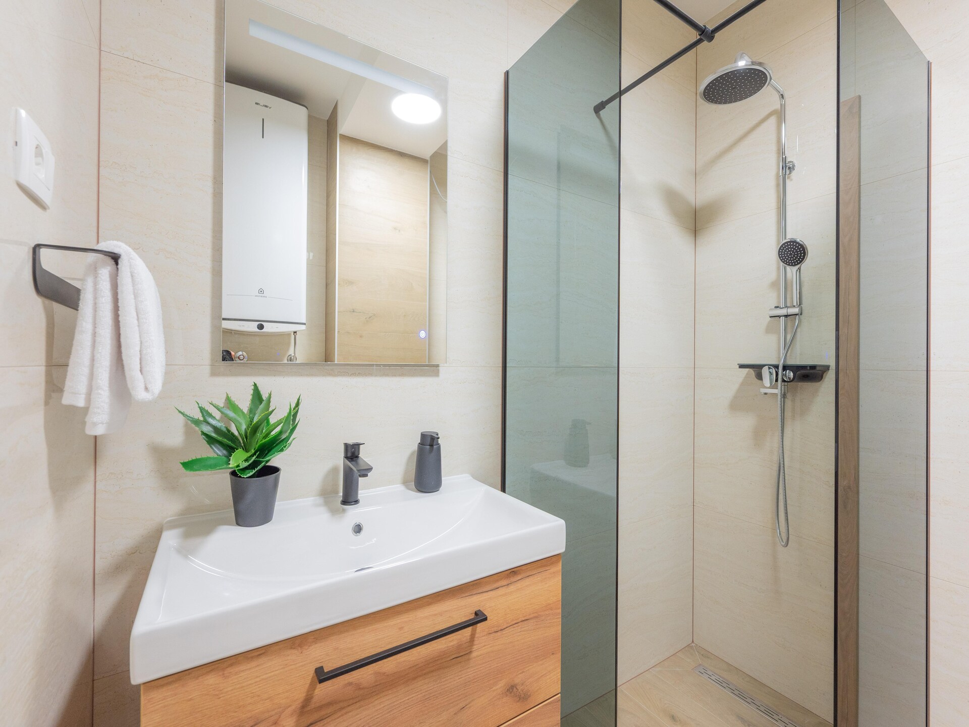 Moderne villa met privézwembad, hydromassage en waterval nabij Split - foto 34