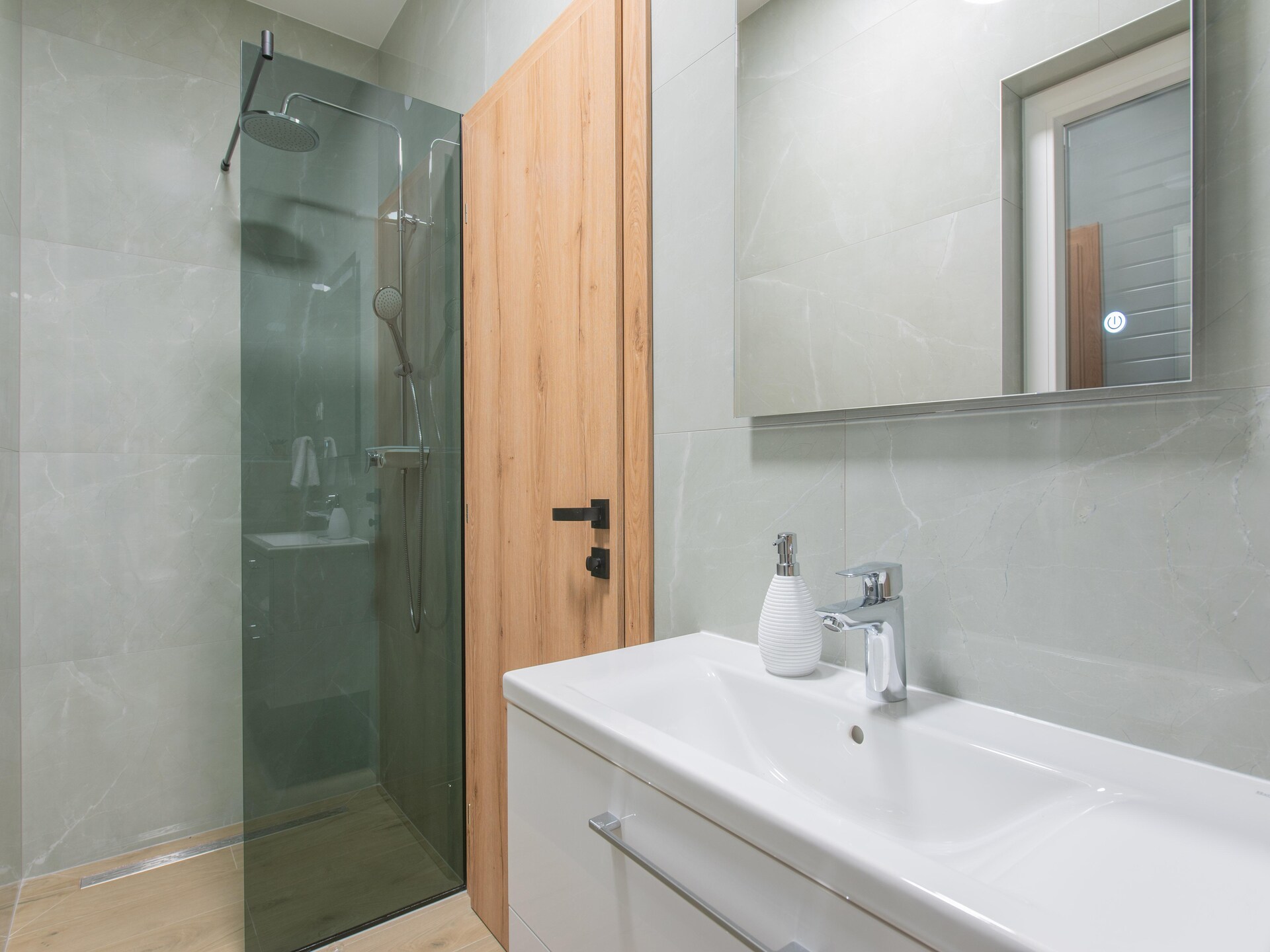 Moderne villa met privézwembad, hydromassage en waterval nabij Split - foto 32