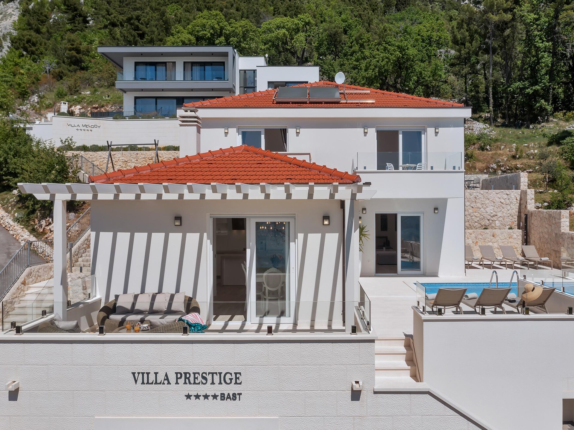 Villa Prestige in Baška Voda met privézwembad voor 10 personen - foto 1