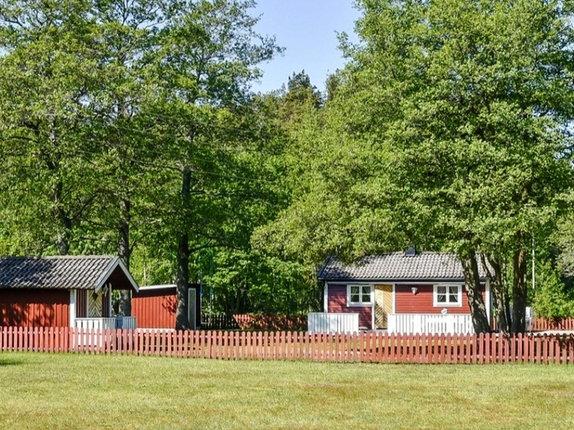 Vrijstaand vakantiehuis met gastenverblijf aan de golfbaan bij Löttorp - foto 8