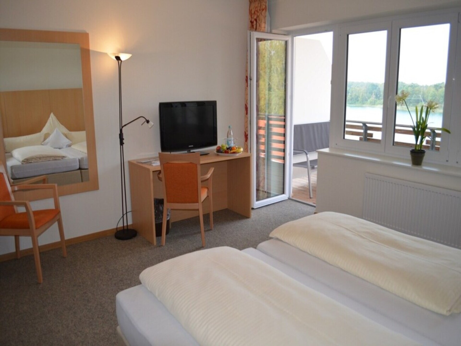 Superior kamer met balkon en uitzicht op het meer in Sassenburg - foto 12