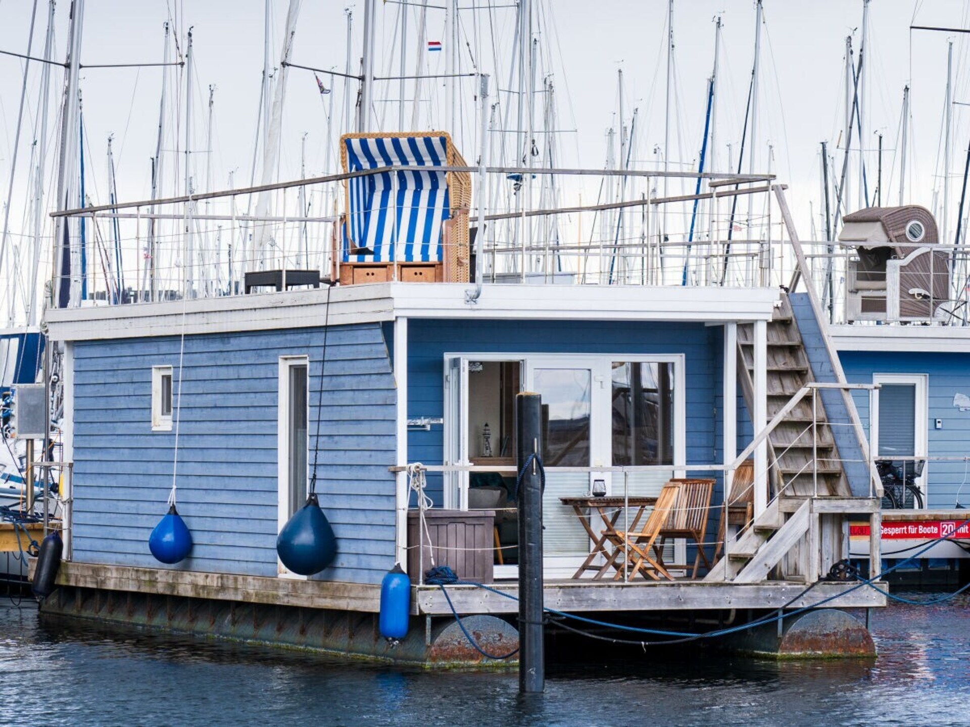 Unieke woonboot aan de jachthaven van Burgtiefe met panoramisch waterzicht - foto 1