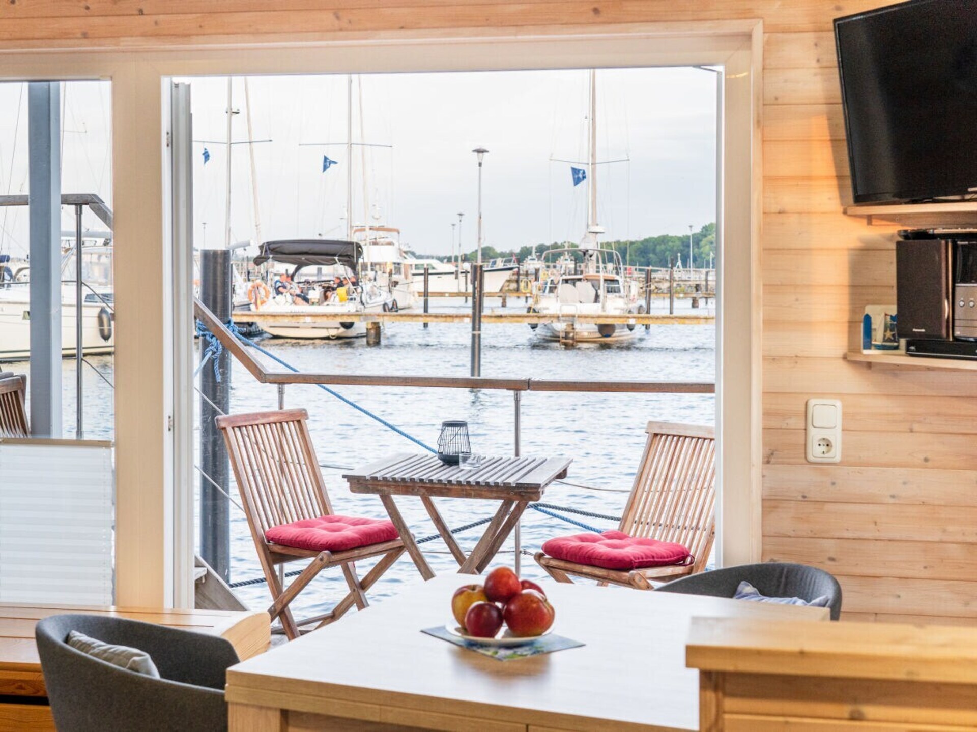 Unieke woonboot aan de jachthaven van Burgtiefe met panoramisch waterzicht - foto 11